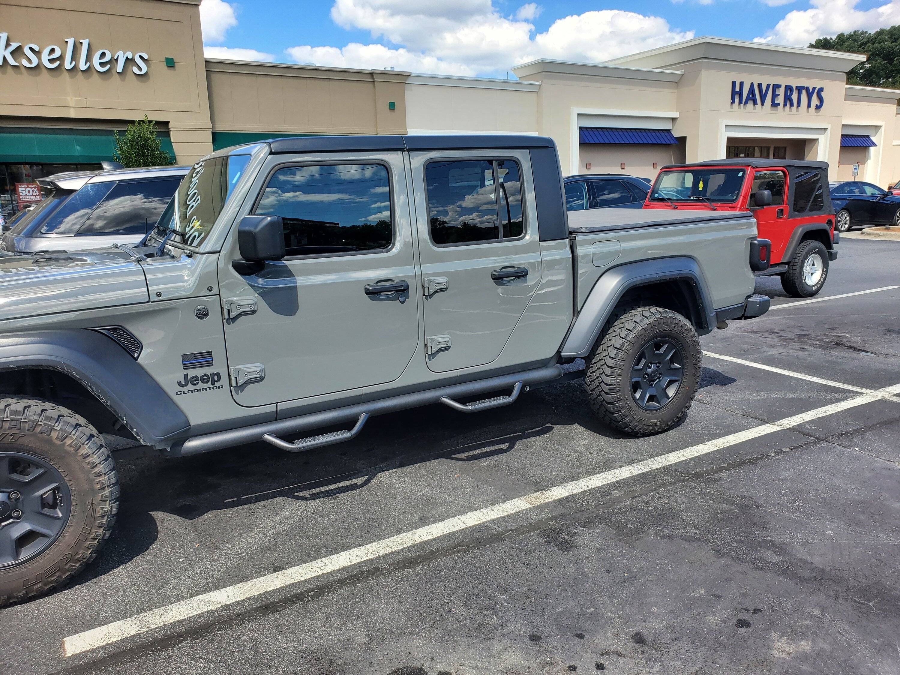 Jeep Gladiator Jeeps Parking Next To Jeeps 20230816_152631