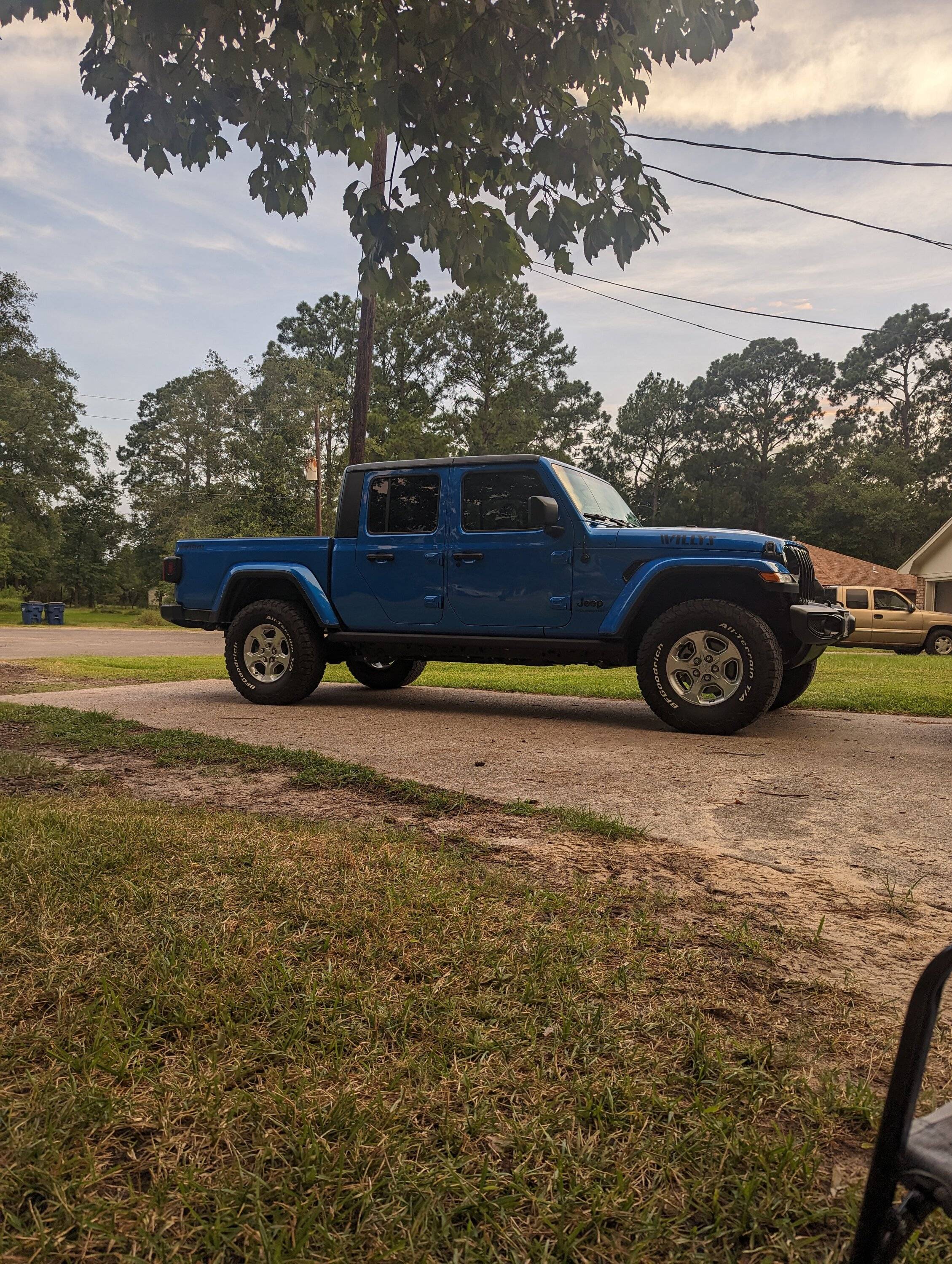 Jeep Gladiator Sport S NON Max Tow - 35's on stock wheels PXL_20230801_010803729