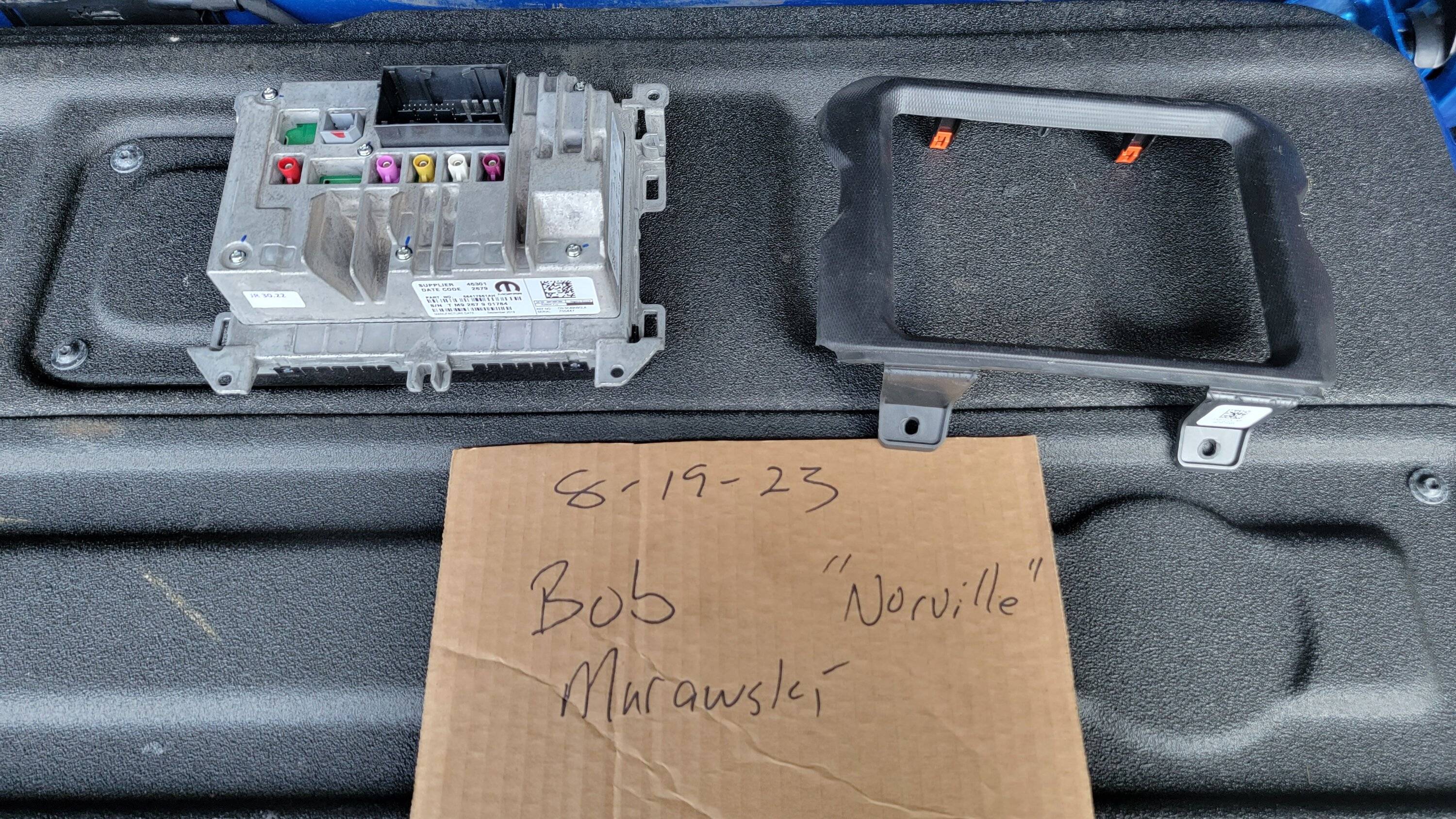 Jeep Gladiator FS.  8.4 radio and alpine sub 20230819_183613