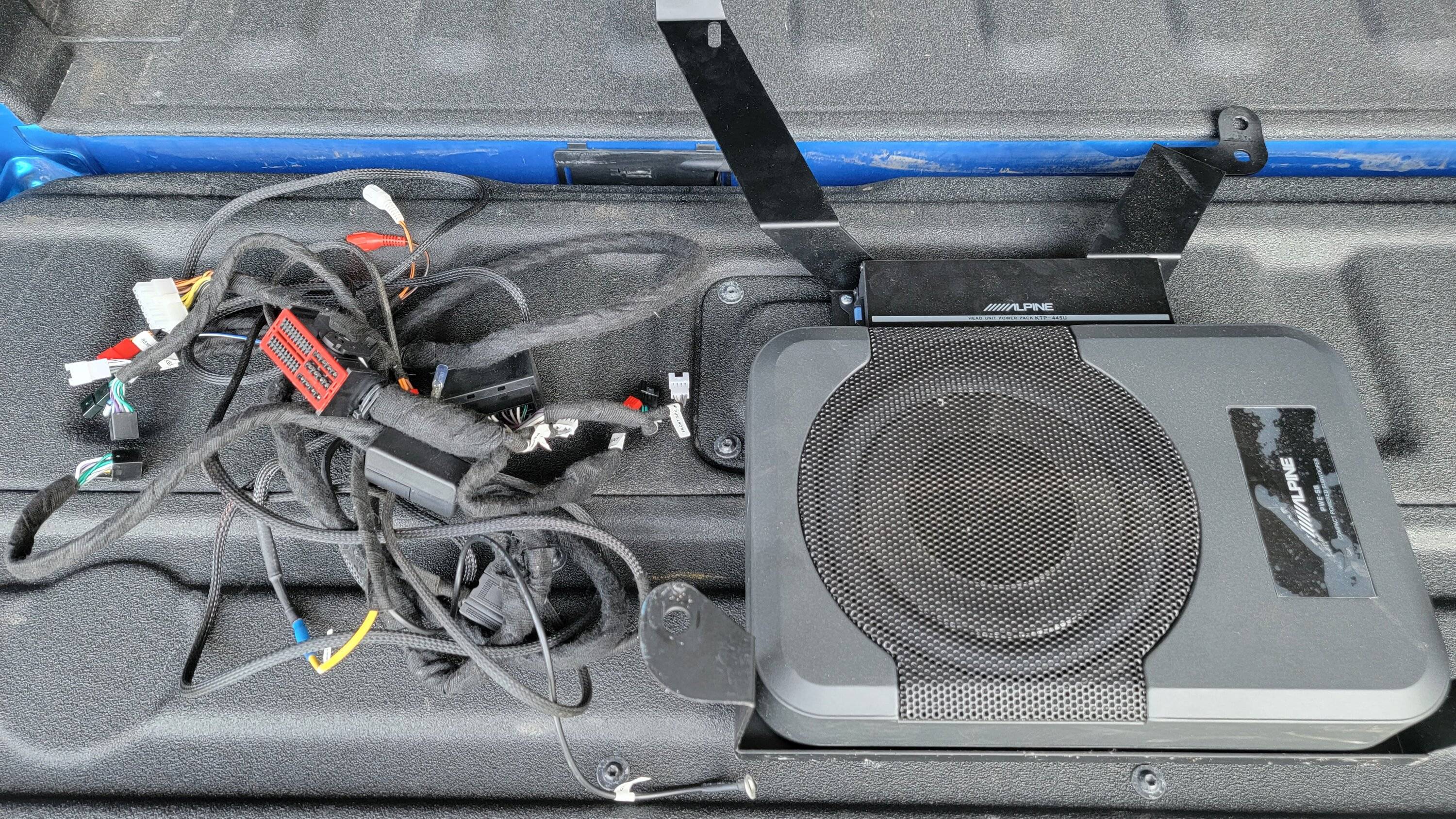 Jeep Gladiator FS.  8.4 radio and alpine sub 20230819_183709