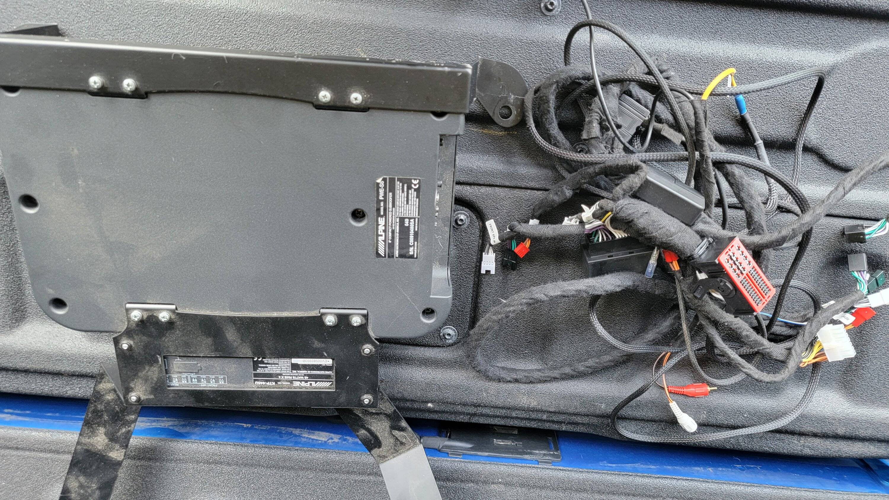 Jeep Gladiator FS.  8.4 radio and alpine sub 20230819_183729