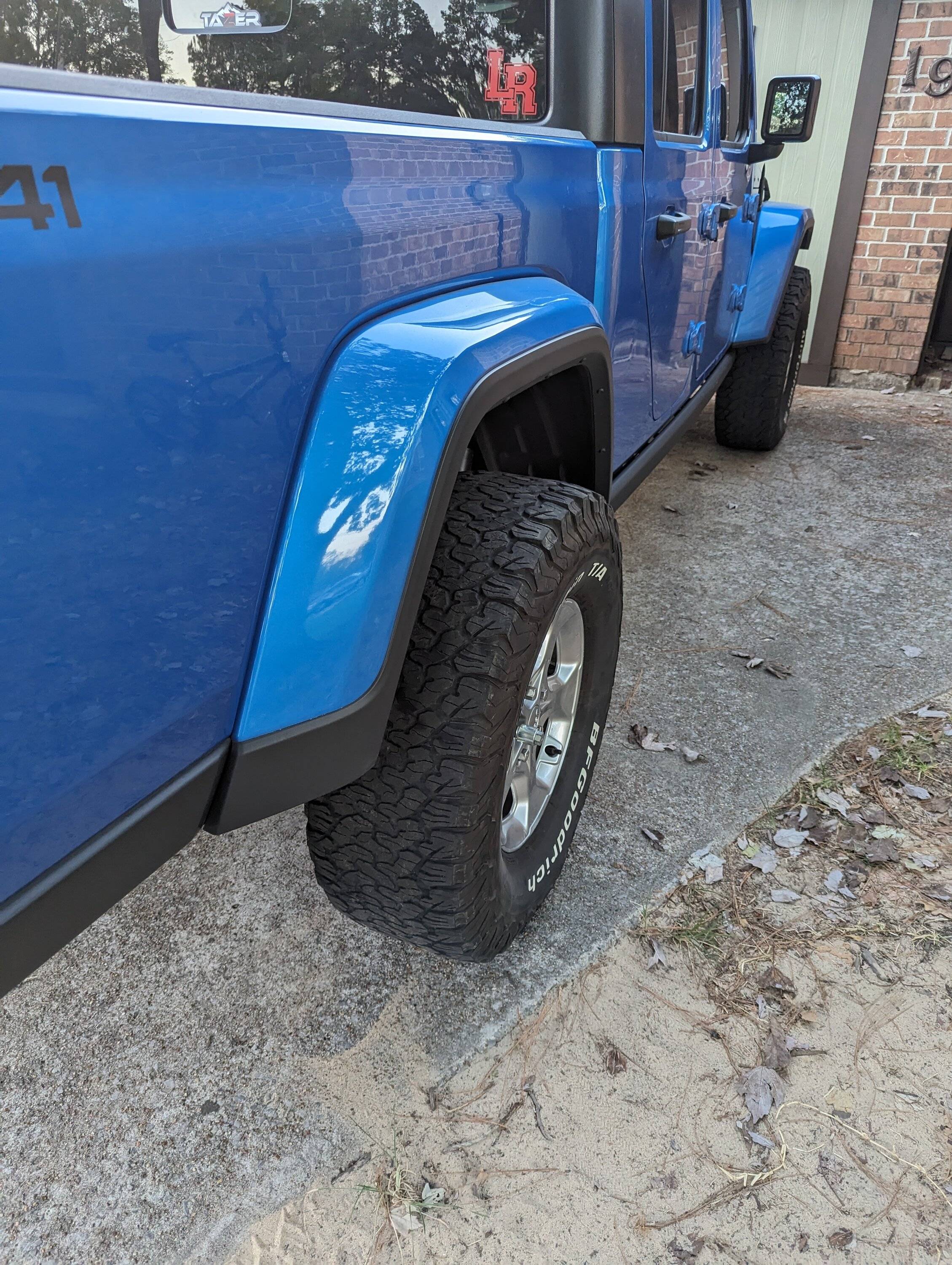 Jeep Gladiator Sport S NON Max Tow - 35's on stock wheels PXL_20230814_005018921
