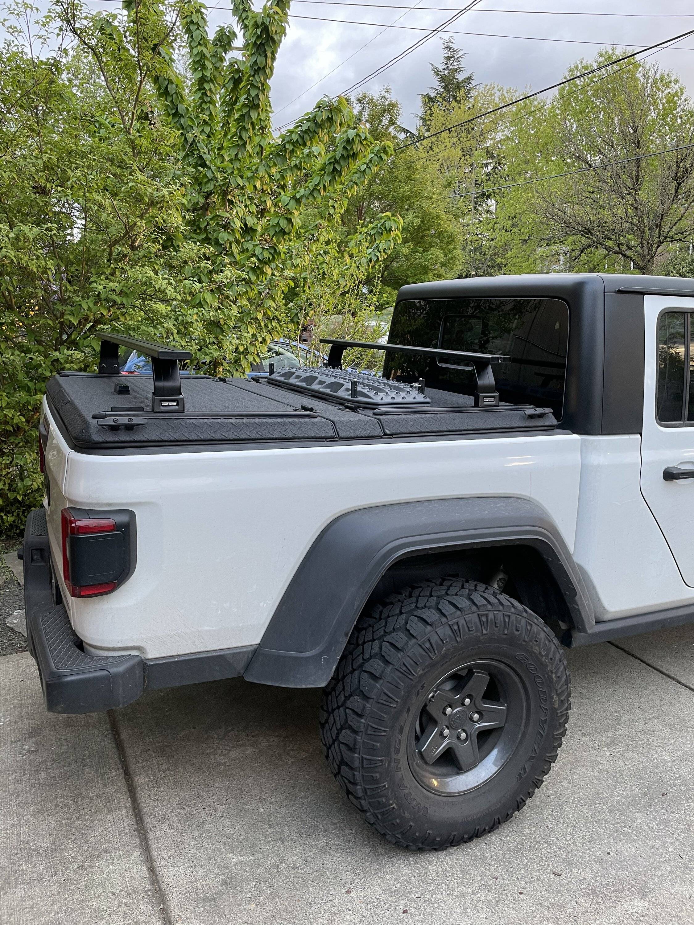 Jeep Gladiator Diamondback SE bed cover with front runner rack system IMG_2796
