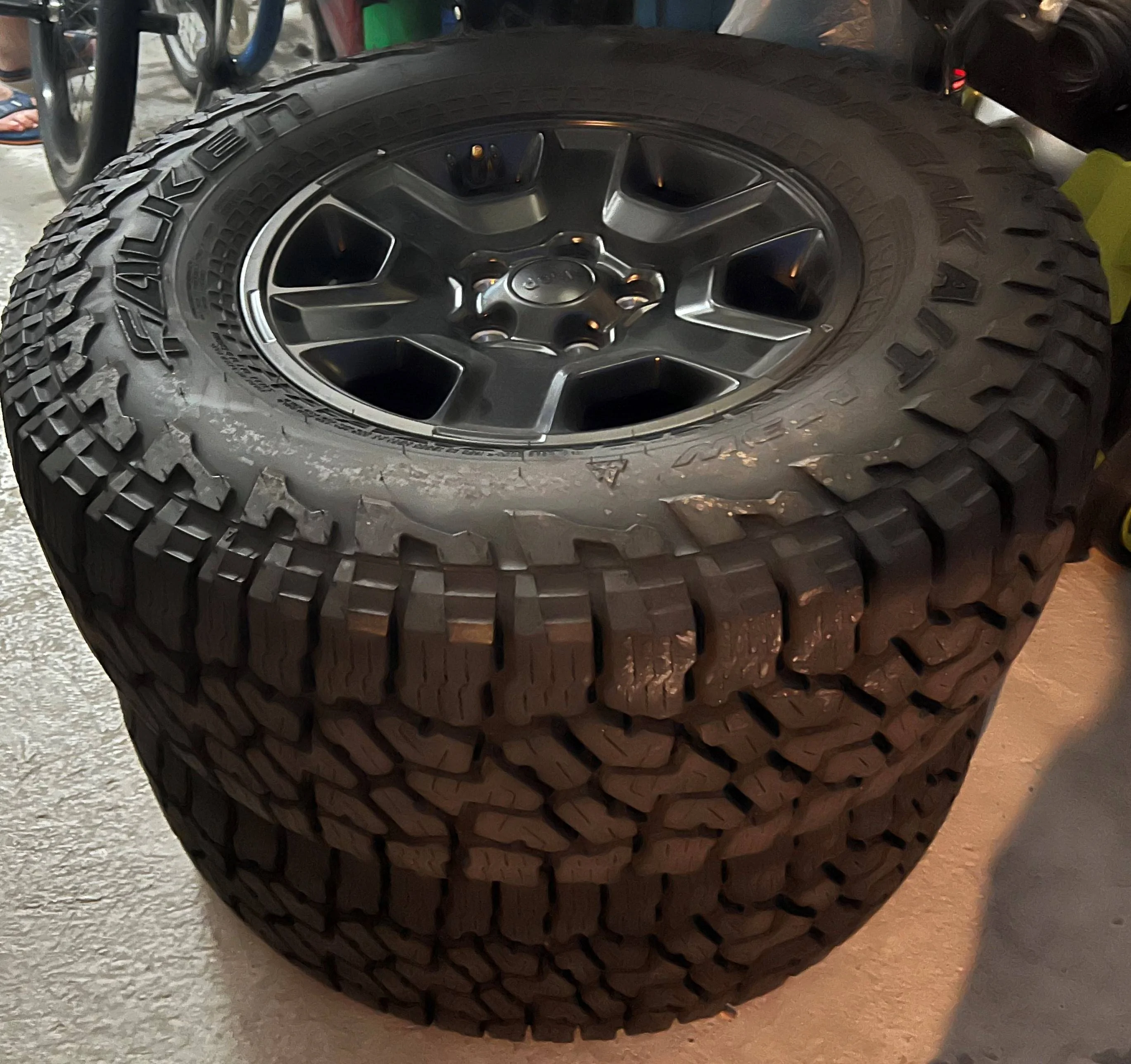 Jeep Gladiator MOJAVE TAKE-OFFS: 4 WHEELS & 33" TIRES (~4.5K mi) + SPARE TIRE (NEW) IMG-9710