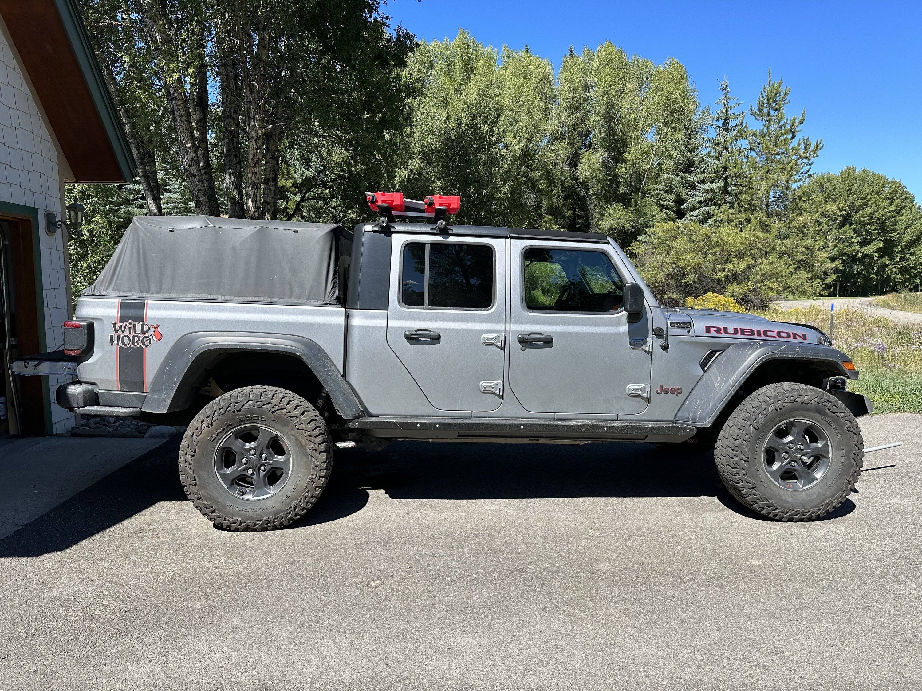 Jeep Gladiator Black is played out, let's see some colored rims IMG_7184