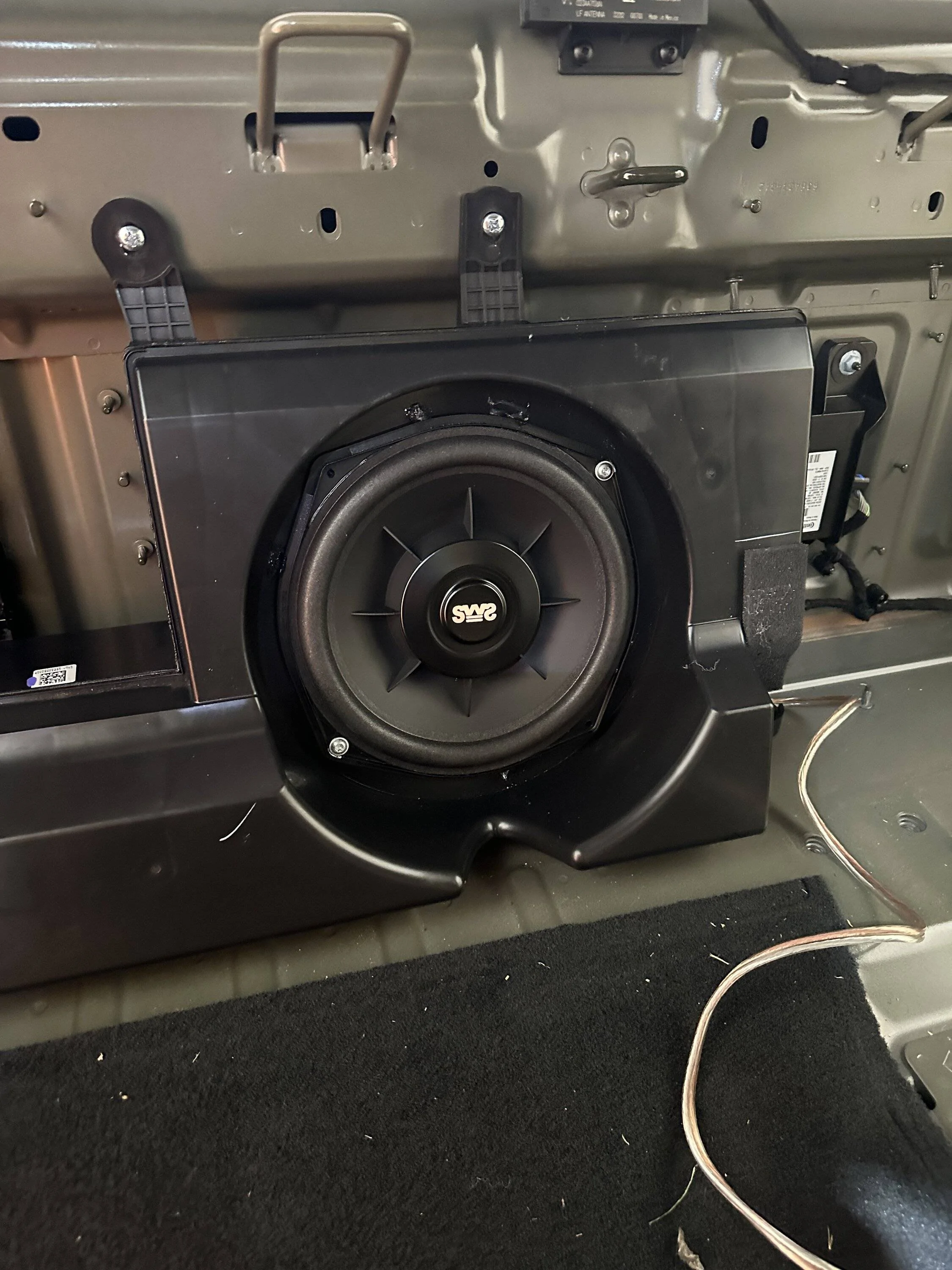 Jeep Gladiator Aftermarket subwoofer in OEM enclosure IMG_1229