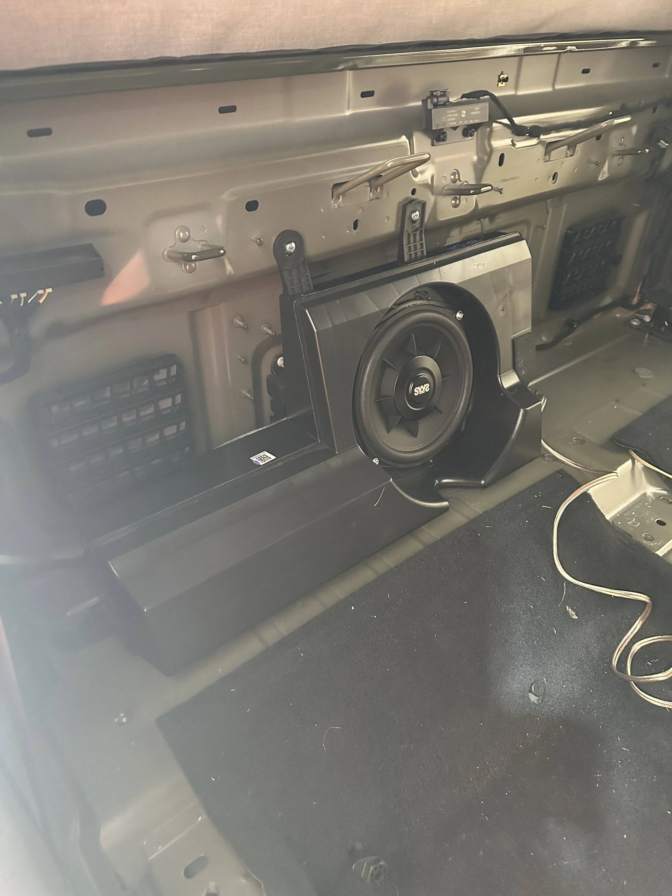 Jeep Gladiator Aftermarket subwoofer in OEM enclosure IMG_1228