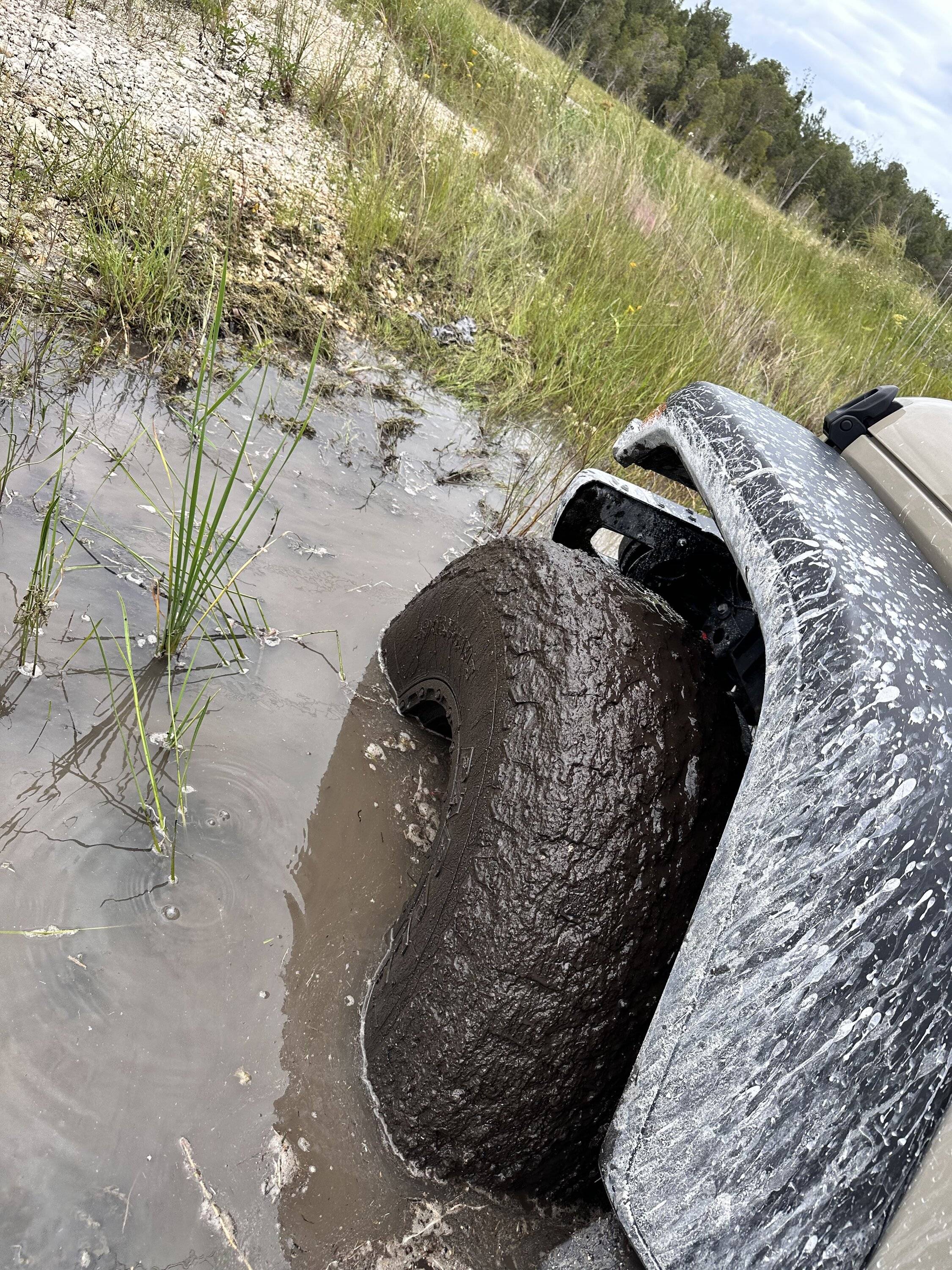 Jeep Gladiator Got Stuck Today; Need ELocker Help: Sport, Manual Trans IMG_8854