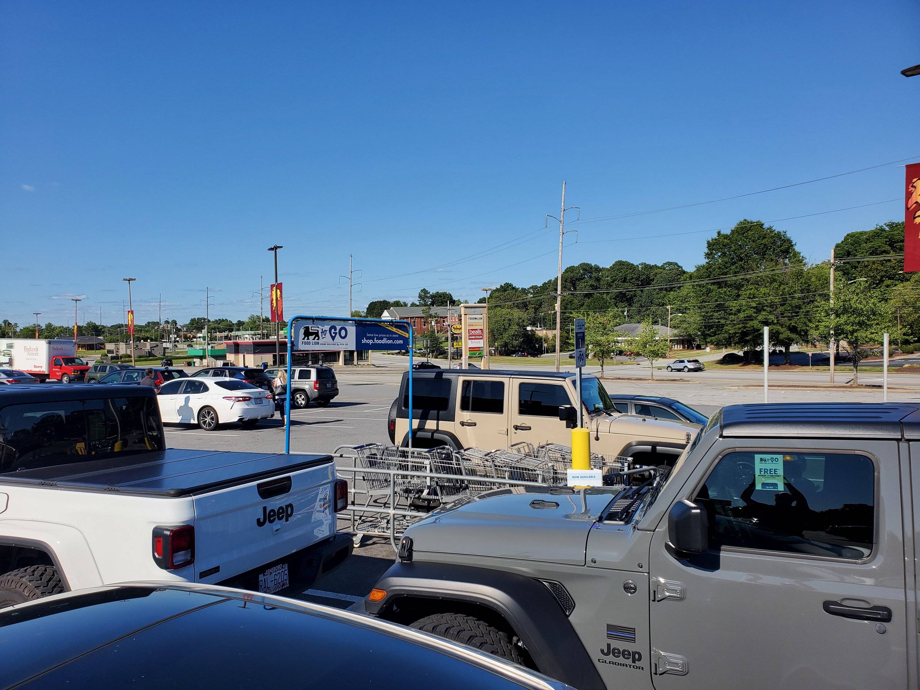 Jeep Gladiator Jeeps Parking Next To Jeeps 20230831_164627