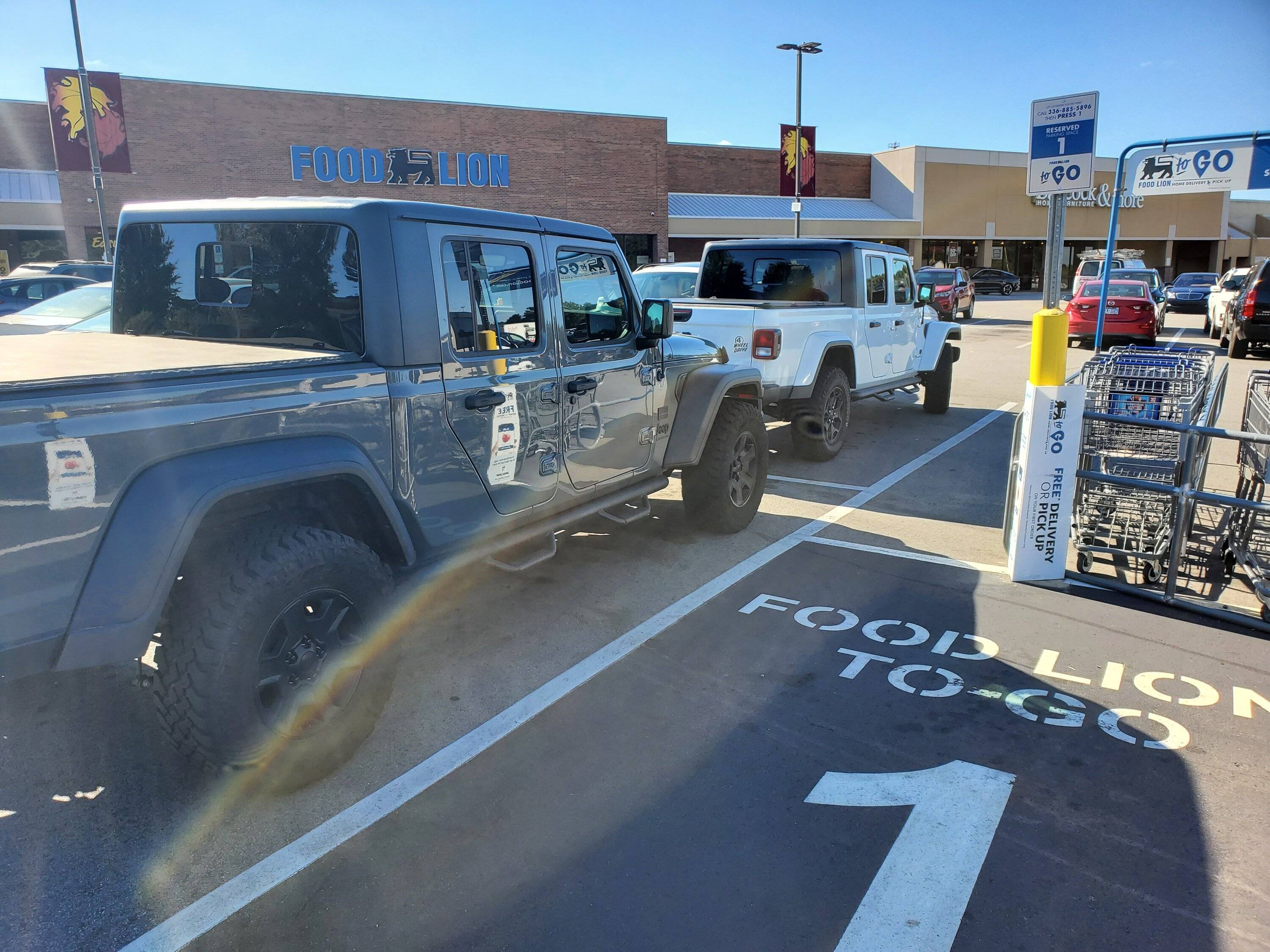 Jeep Gladiator Jeeps Parking Next To Jeeps 20230831_164646