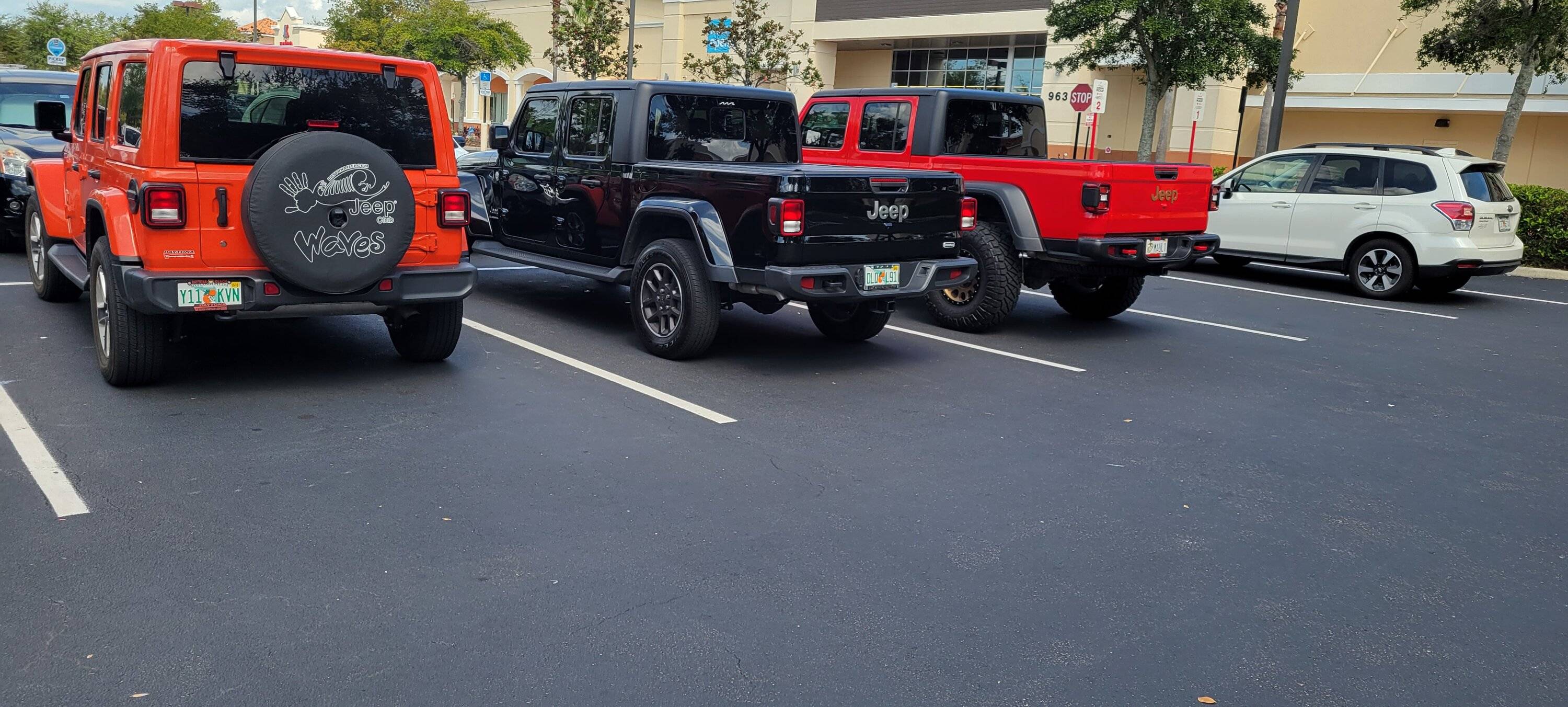 Jeep Gladiator Jeeps Parking Next To Jeeps 20230905_110634