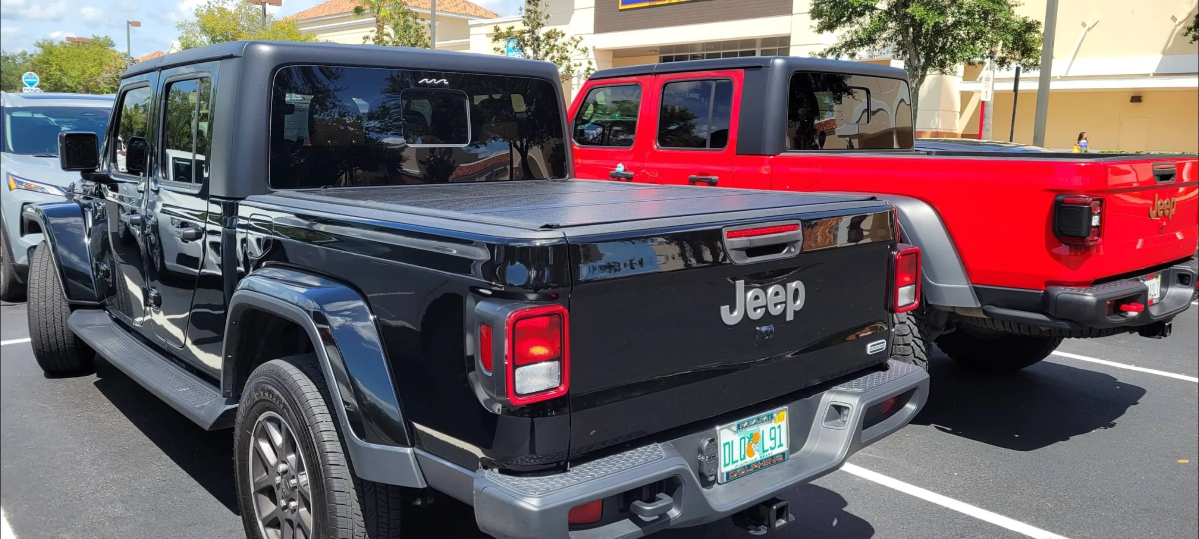 Jeep Gladiator Jeeps Parking Next To Jeeps Screenshot_20230905_122418_Gallery