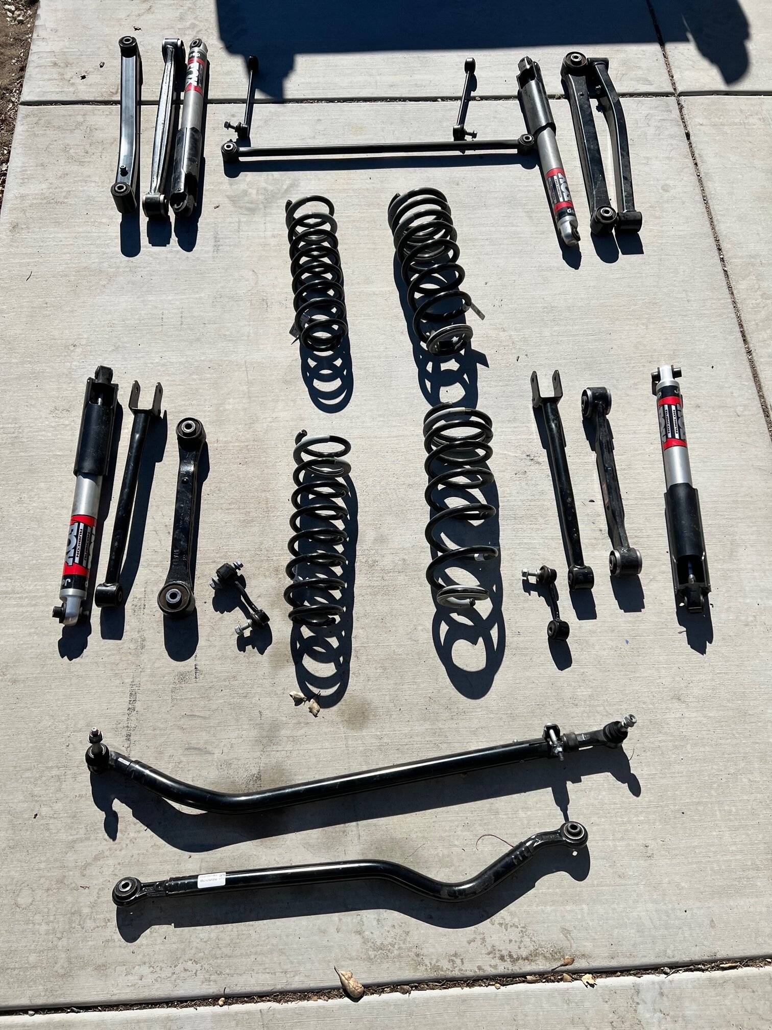 Jeep Gladiator Selling: EVO shocks, RTT, Half Rack, Stock suspension IMG_2869