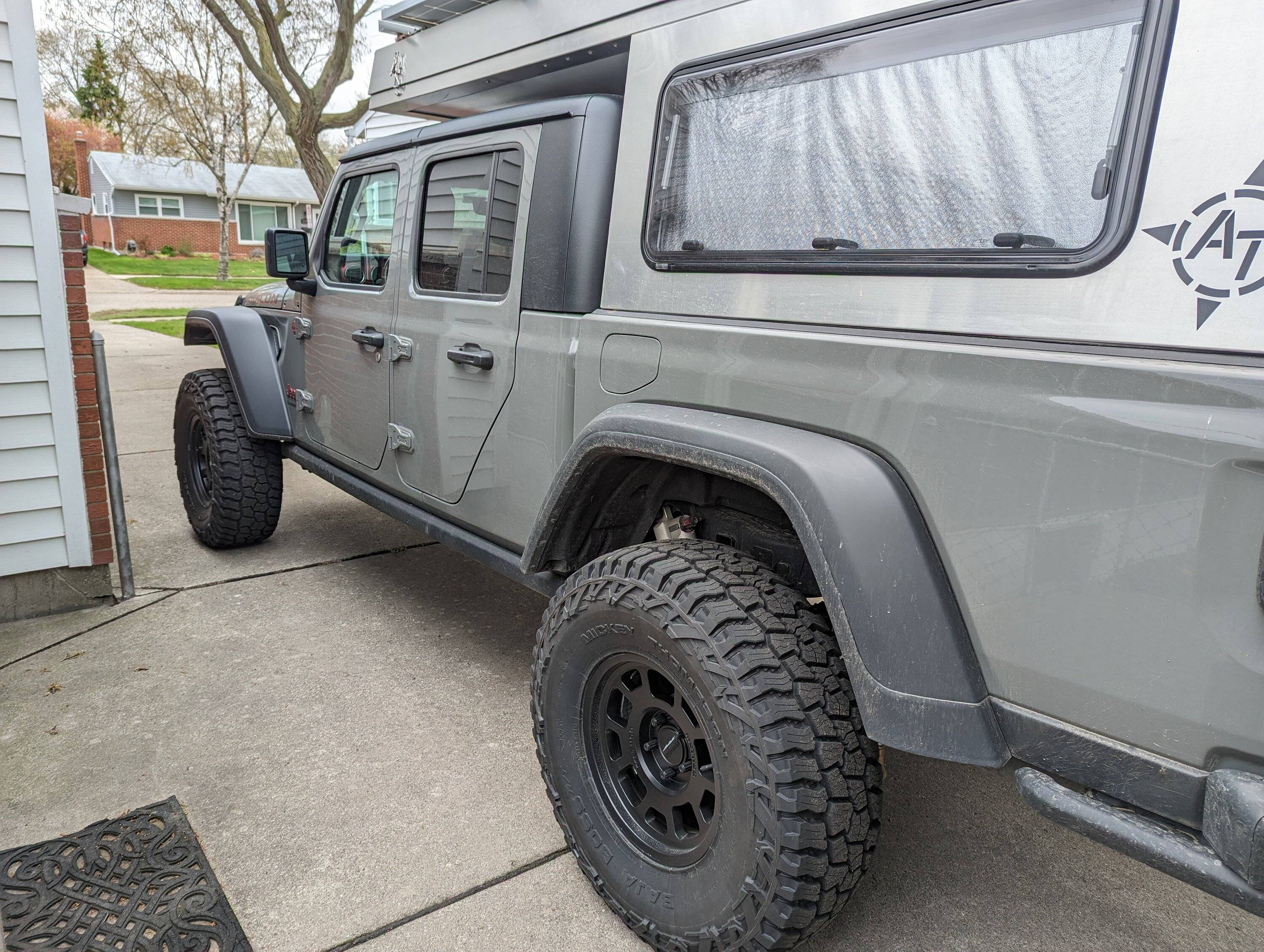 Jeep Gladiator Guys with 37s what wheels are you running? PXL_20230422_152830594