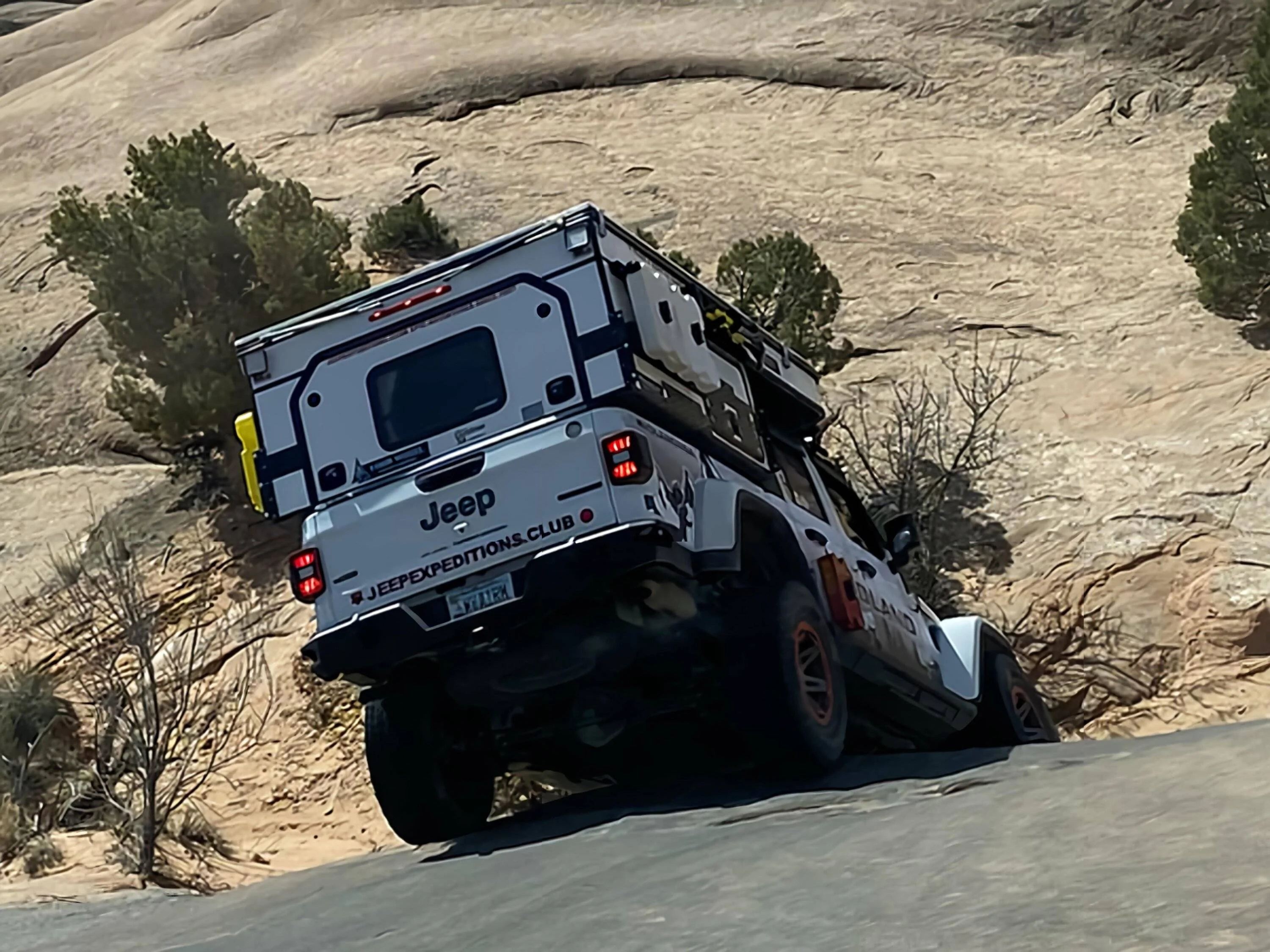 Jeep Gladiator A.R.E. CX EVOLVE CAP installed 91679079-f947-4a0e-bc05-f10bf64833e7