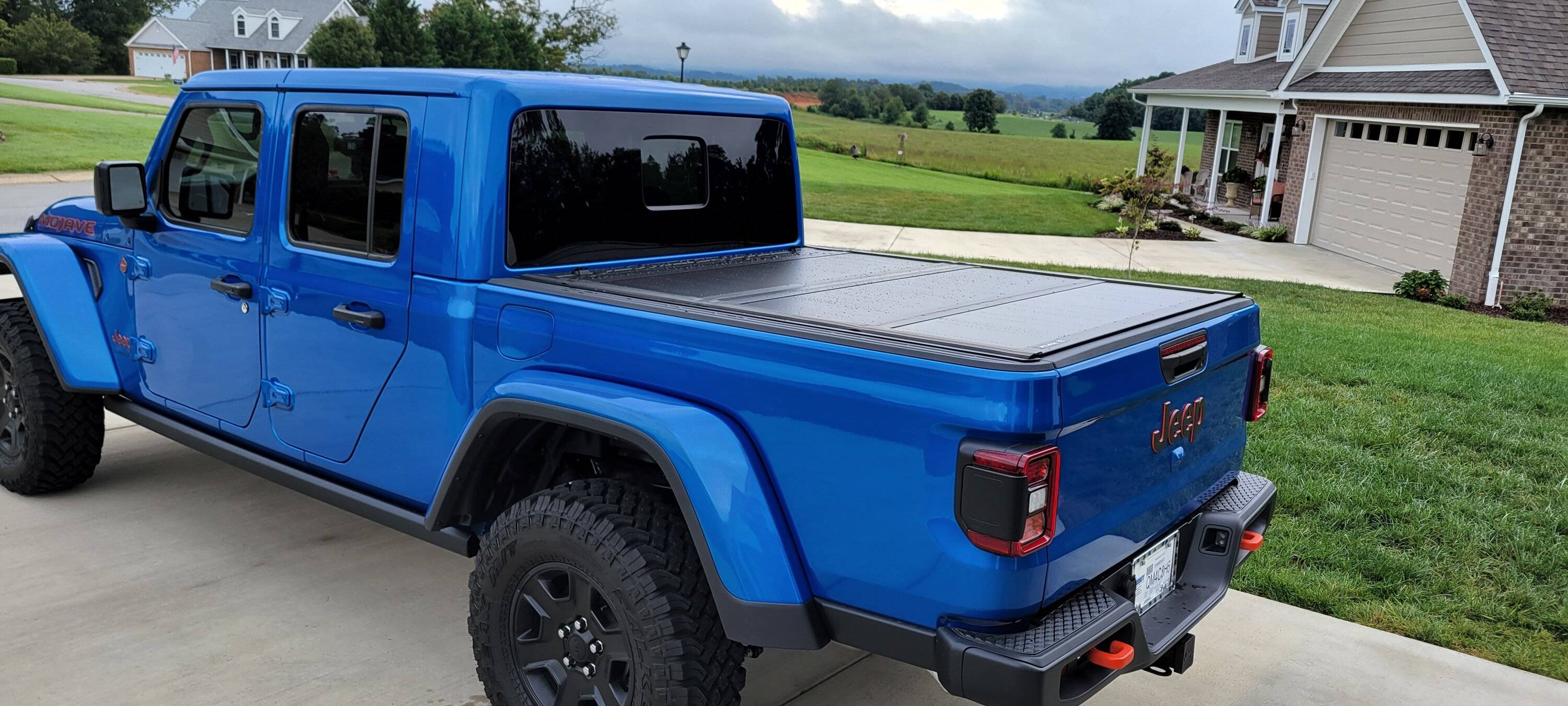 Jeep Gladiator 2023 Mojave Hard  tonneau cover 20230910_101149