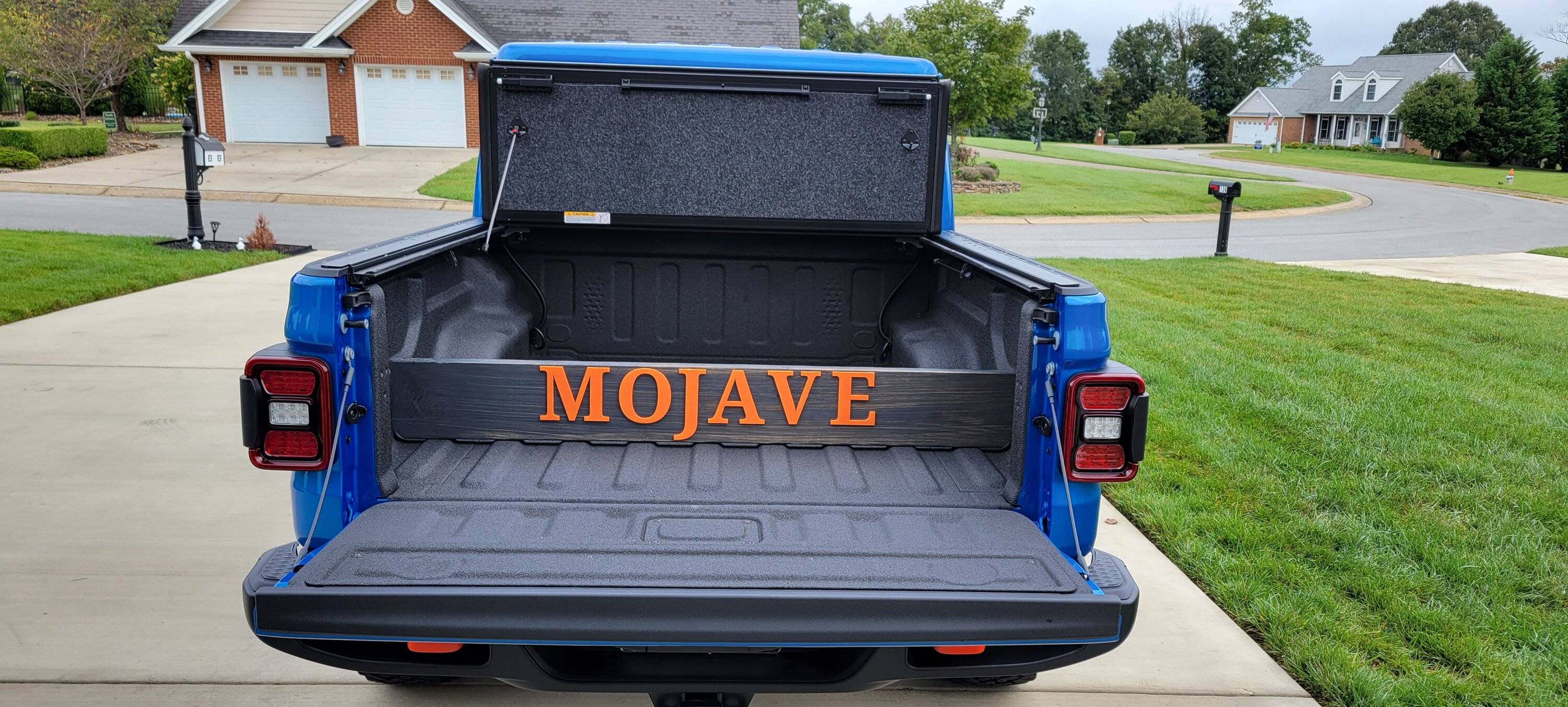 Jeep Gladiator 2023 Mojave Hard  tonneau cover 20230910_100921