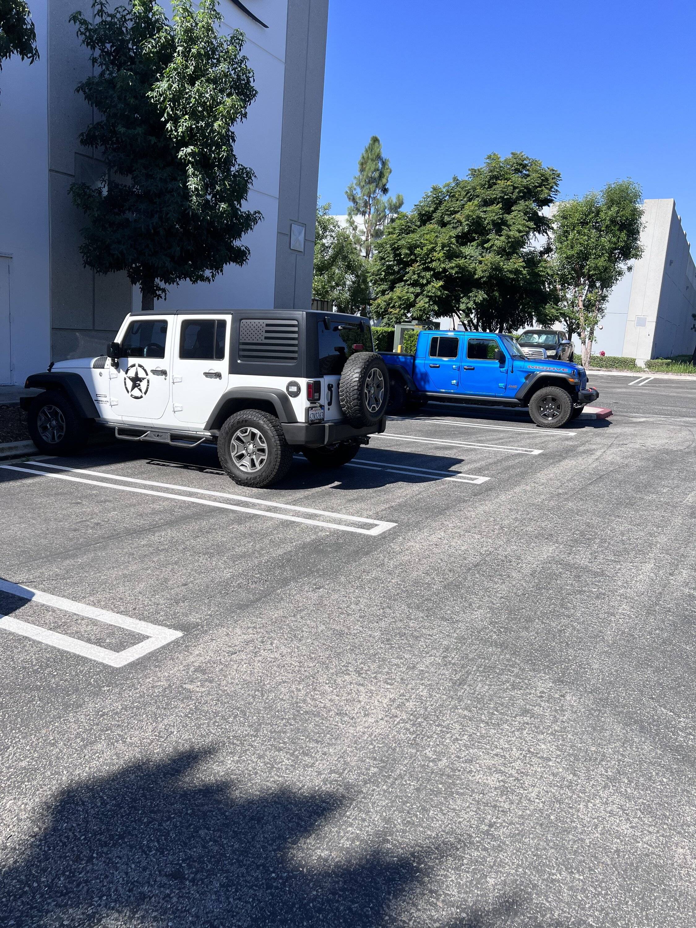 Jeep Gladiator Jeeps Parking Next To Jeeps IMG_1012
