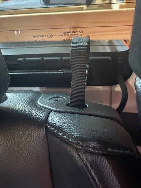 Jeep Gladiator REAR SEAT BACKS FLOP DOWN ON THEIR OWN. Jeep Seat Back Latch Release_2020 JT