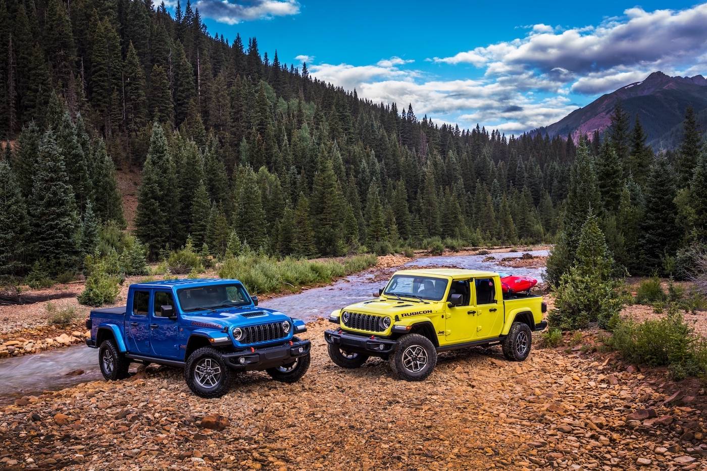 Jeep Gladiator 2024 Jeep Gladiator debuts with new grille, interior, more options and upper trim levels JP024_001GL