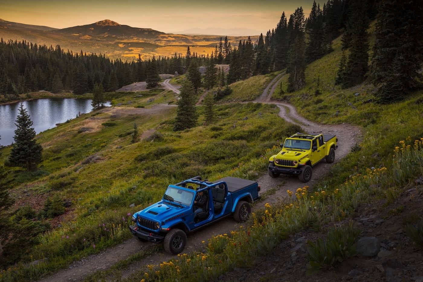 Jeep Gladiator 2024 Jeep Gladiator debuts with new grille, interior, more options and upper trim levels JP024_003GL