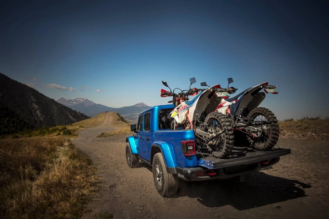 Jeep Gladiator 2024 Jeep Gladiator debuts with new grille, interior, more options and upper trim levels JP024_019GL