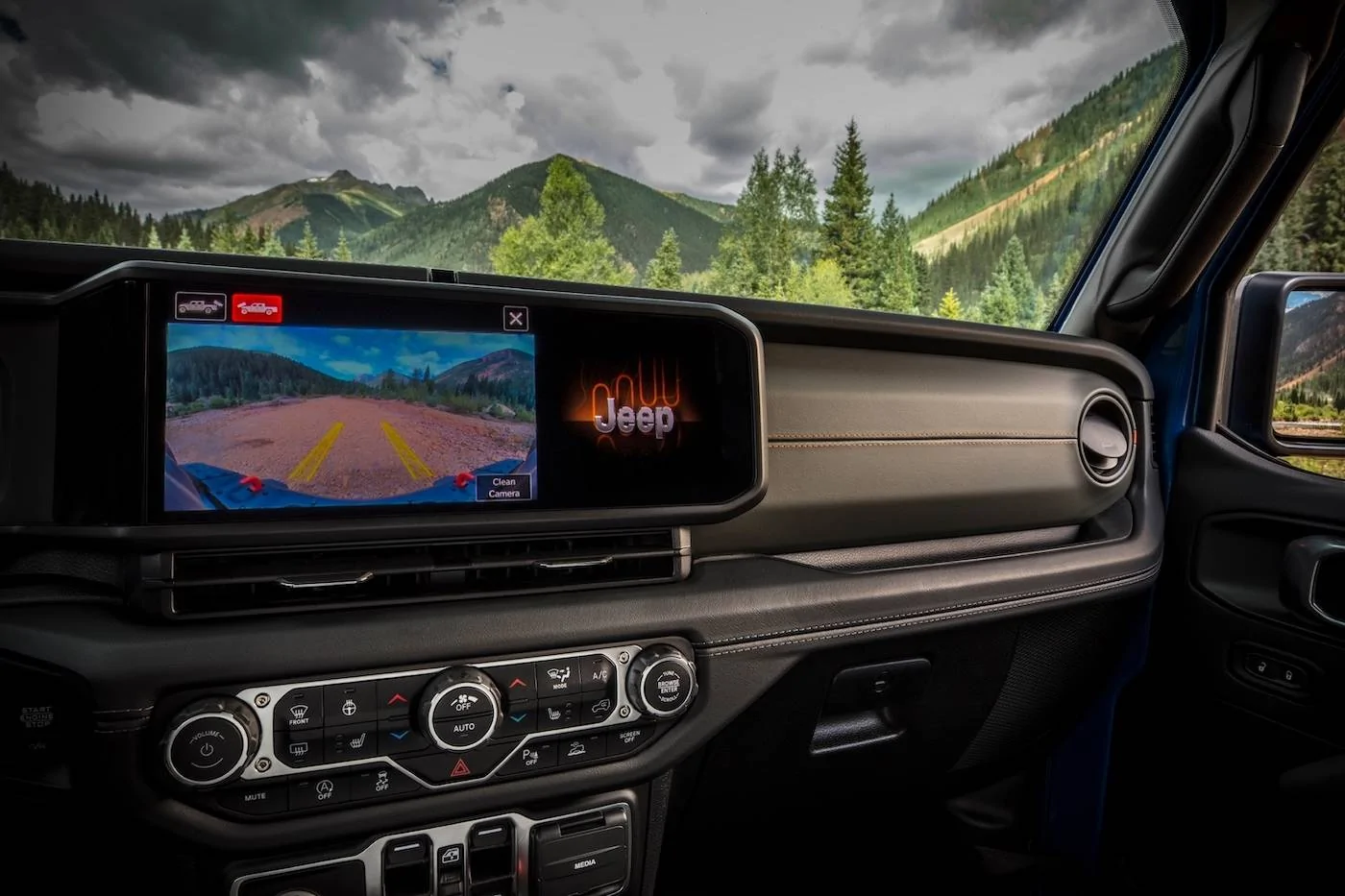 Jeep Gladiator 2024 Jeep Gladiator debuts with new grille, interior, more options and upper trim levels JP024_020GL