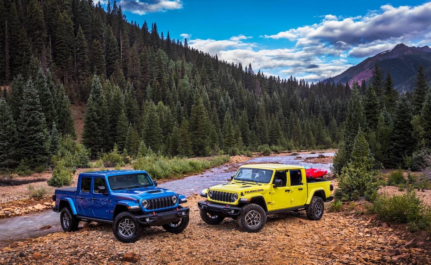 Jeep Gladiator 2024 Jeep Gladiator debuts with new grille, interior, more options and upper trim levels JP024_025GL