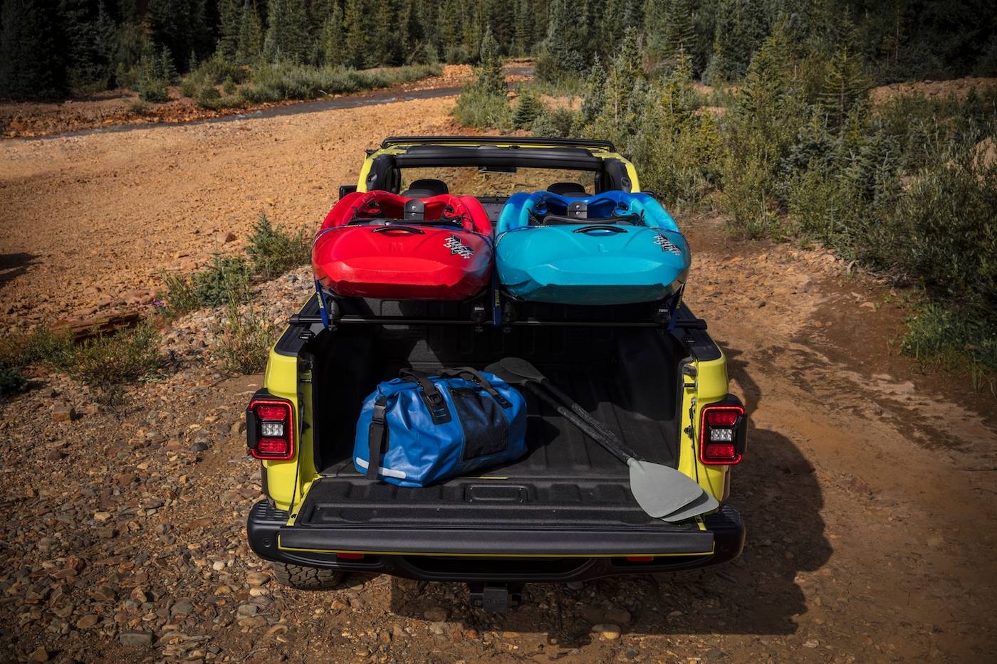 Jeep Gladiator 2024 Jeep Gladiator debuts with new grille, interior, more options and upper trim levels JP024_040GL
