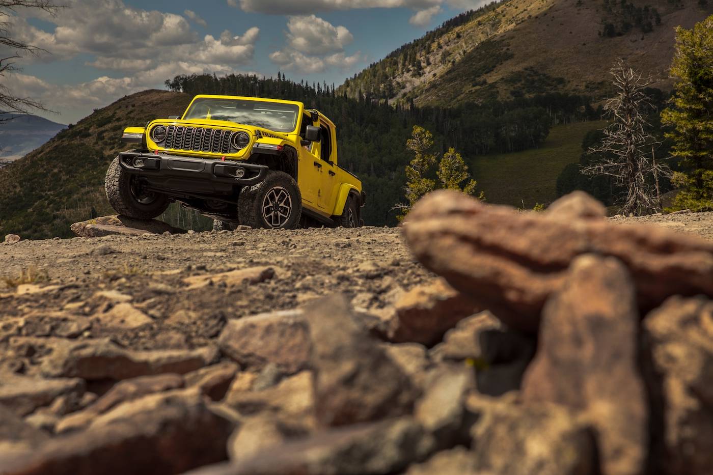 Jeep Gladiator 2024 Jeep Gladiator debuts with new grille, interior, more options and upper trim levels JP024_041GL