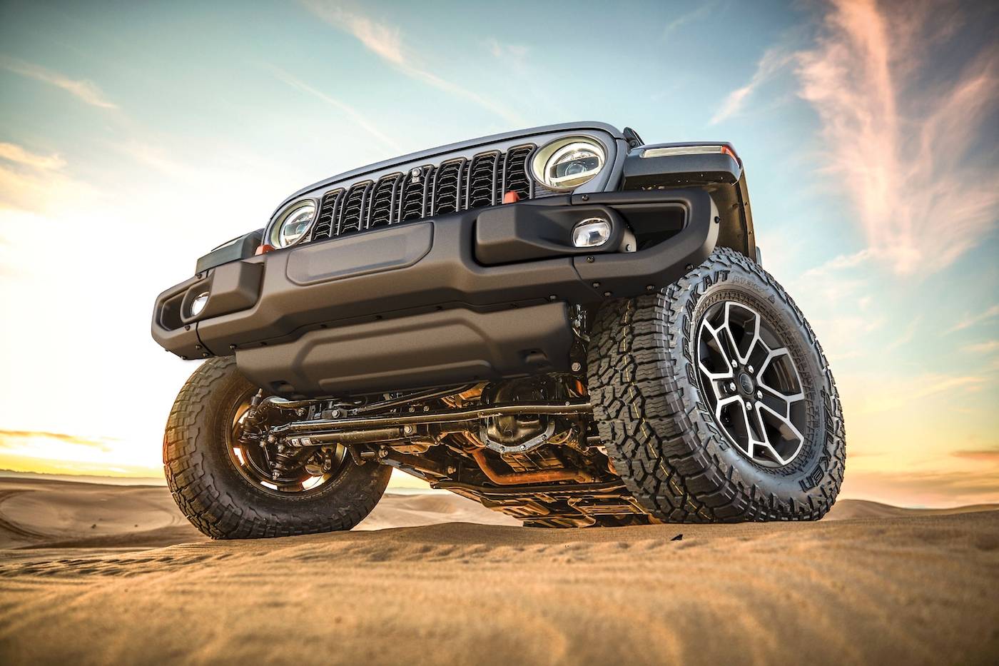 Jeep Gladiator 2024 Jeep Gladiator debuts with new grille, interior, more options and upper trim levels JP024_067GL