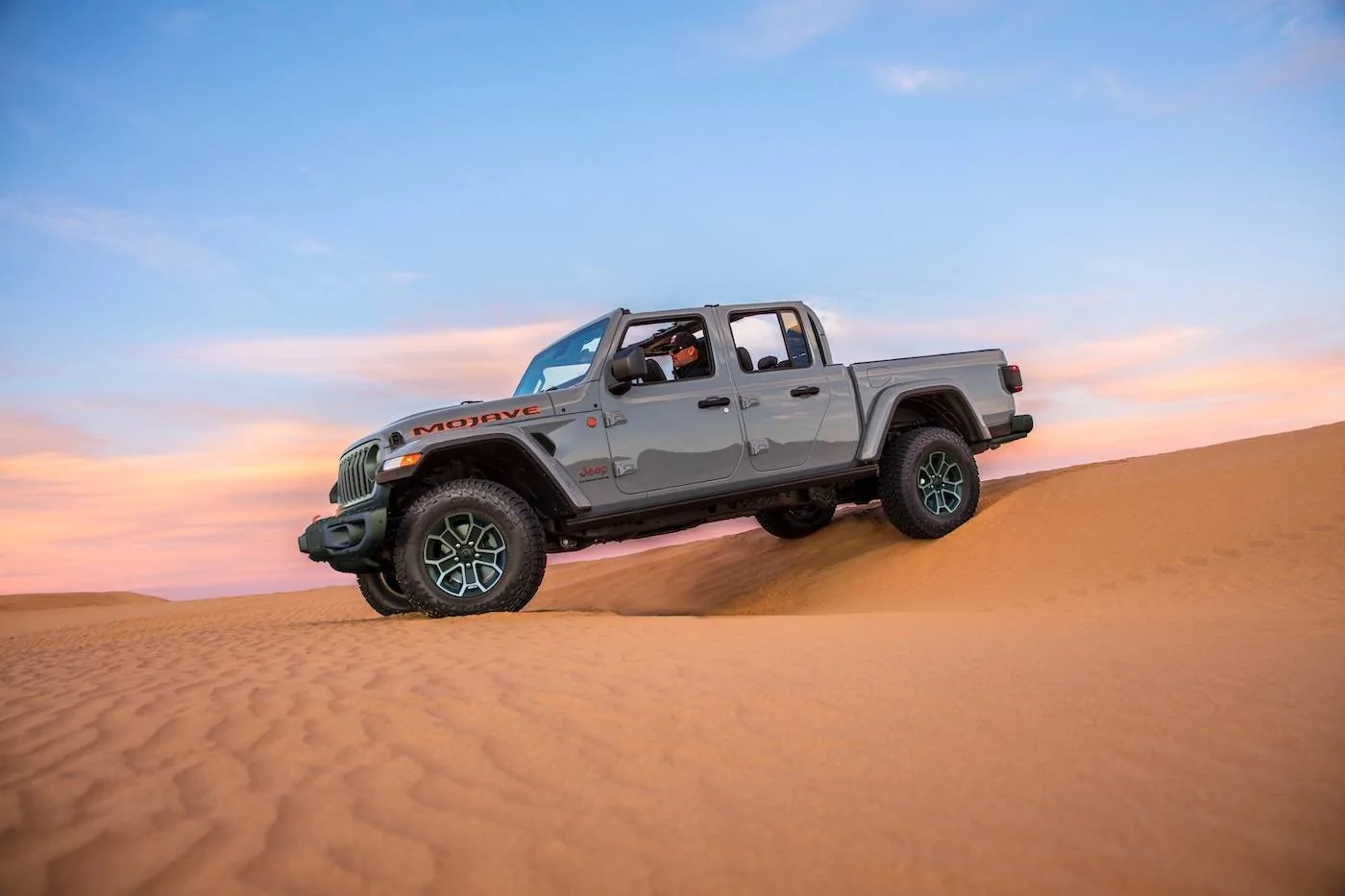 Jeep Gladiator 2024 Jeep Gladiator debuts with new grille, interior, more options and upper trim levels JP024_068GL