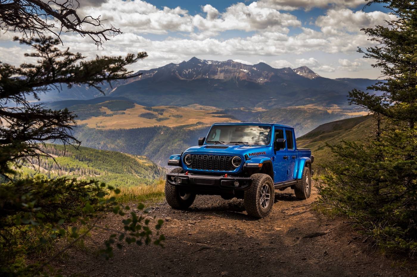 Jeep Gladiator 2024 Jeep Gladiator debuts with new grille, interior, more options and upper trim levels JP024_071GL