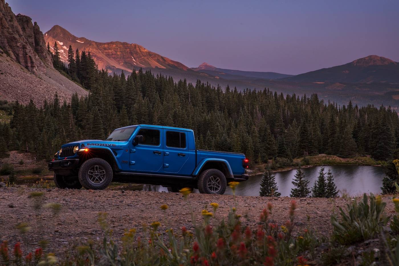 Jeep Gladiator 2024 Jeep Gladiator debuts with new grille, interior, more options and upper trim levels JP024_072GL