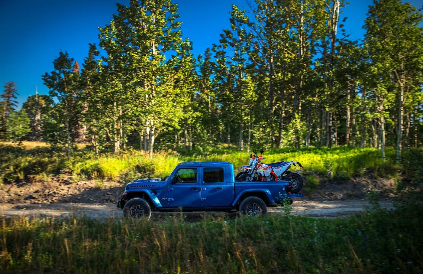Jeep Gladiator 2024 Jeep Gladiator debuts with new grille, interior, more options and upper trim levels JP024_080GL