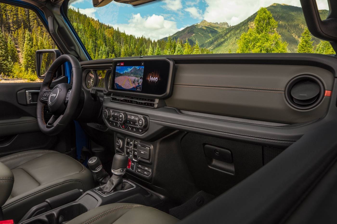 Jeep Gladiator 2024 Jeep Gladiator debuts with new grille, interior, more options and upper trim levels JP024_094GL