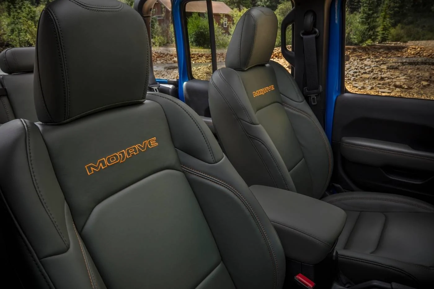 Jeep Gladiator 2024 Jeep Gladiator debuts with new grille, interior, more options and upper trim levels JP024_095GL