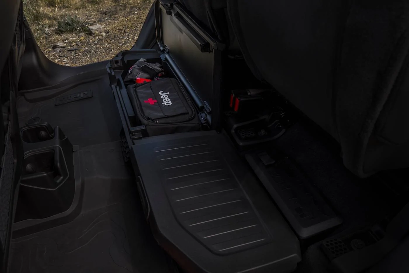 Jeep Gladiator 2024 Jeep Gladiator debuts with new grille, interior, more options and upper trim levels JP024_100GL