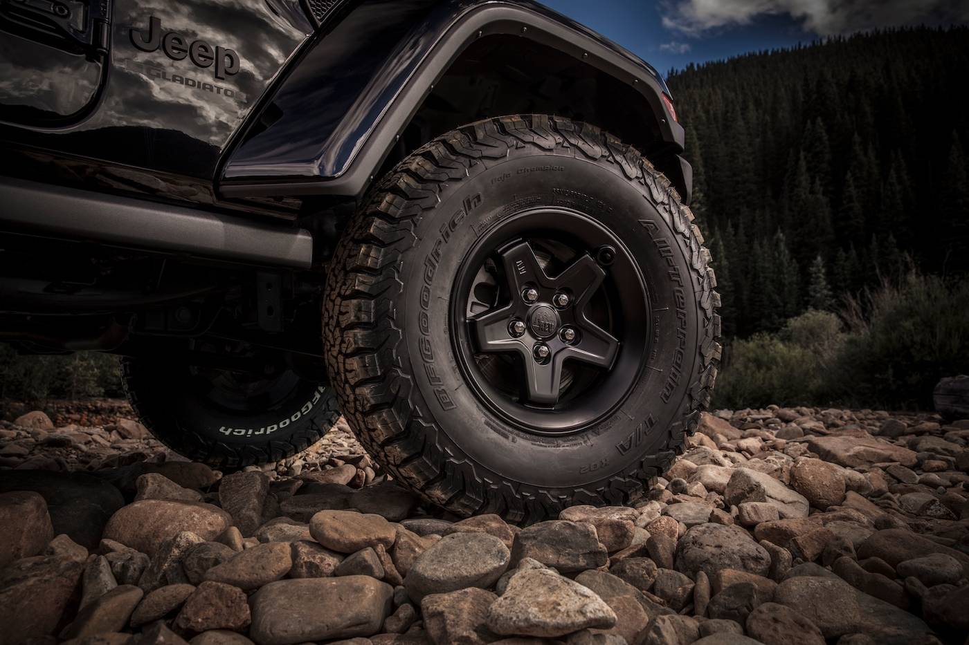 Jeep Gladiator 2024 Jeep Gladiator debuts with new grille, interior, more options and upper trim levels JP024_117GL