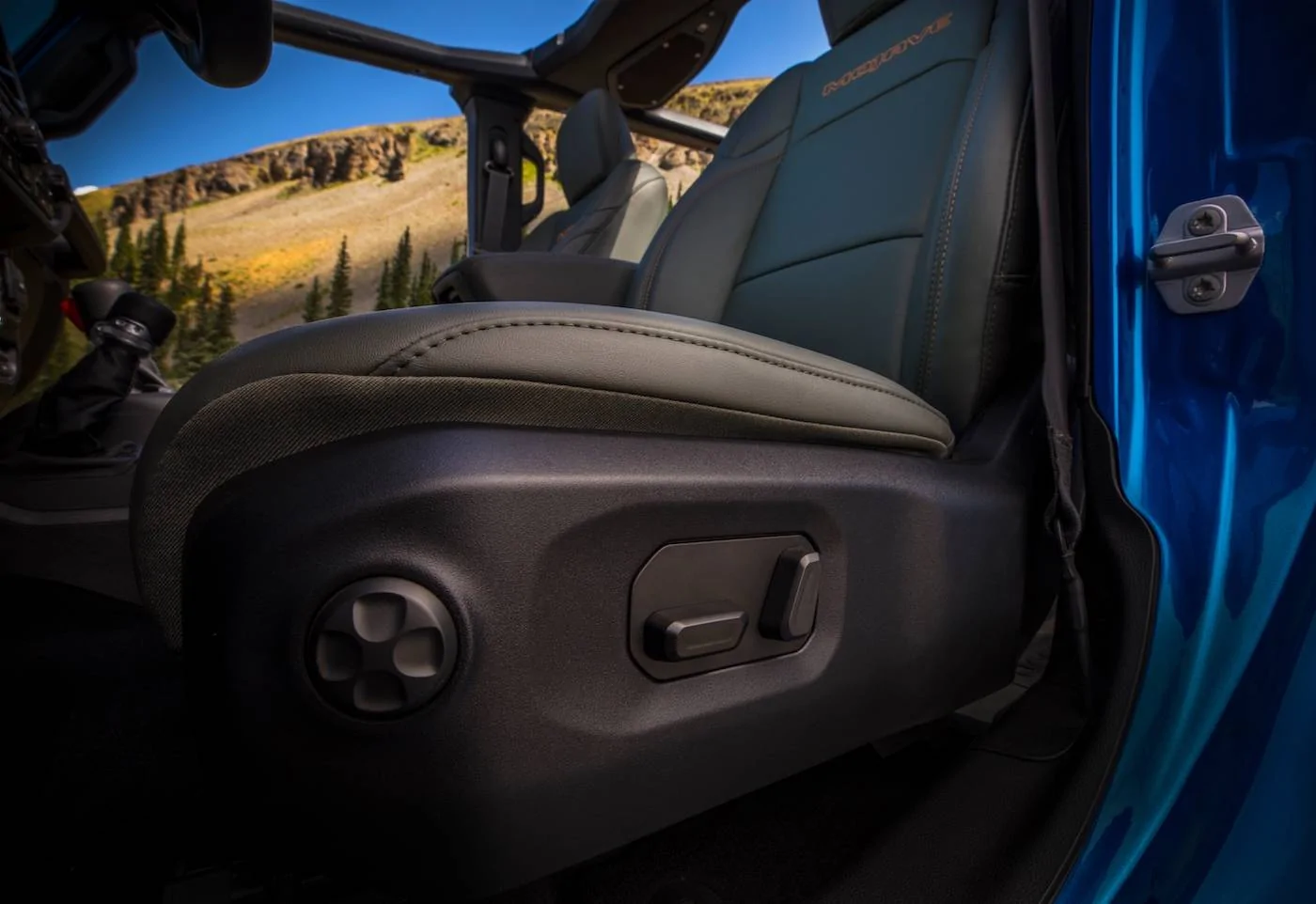 Jeep Gladiator 2024 Jeep Gladiator debuts with new grille, interior, more options and upper trim levels JP024_097GL