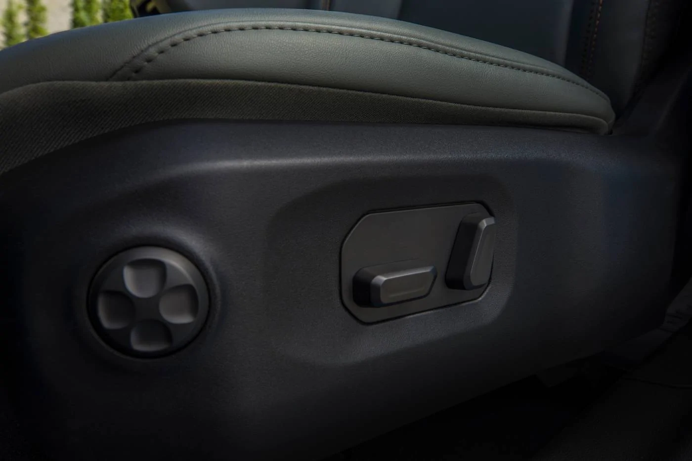 Jeep Gladiator 2024 Jeep Gladiator debuts with new grille, interior, more options and upper trim levels JP024_098GL