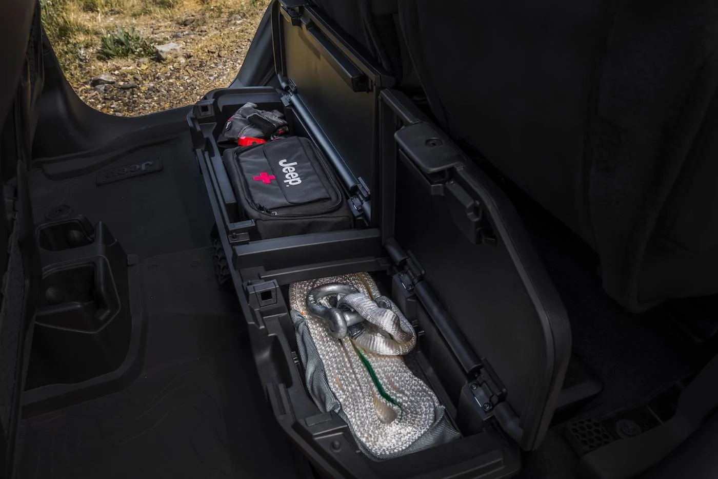 Jeep Gladiator 2024 Jeep Gladiator debuts with new grille, interior, more options and upper trim levels JP024_101GL