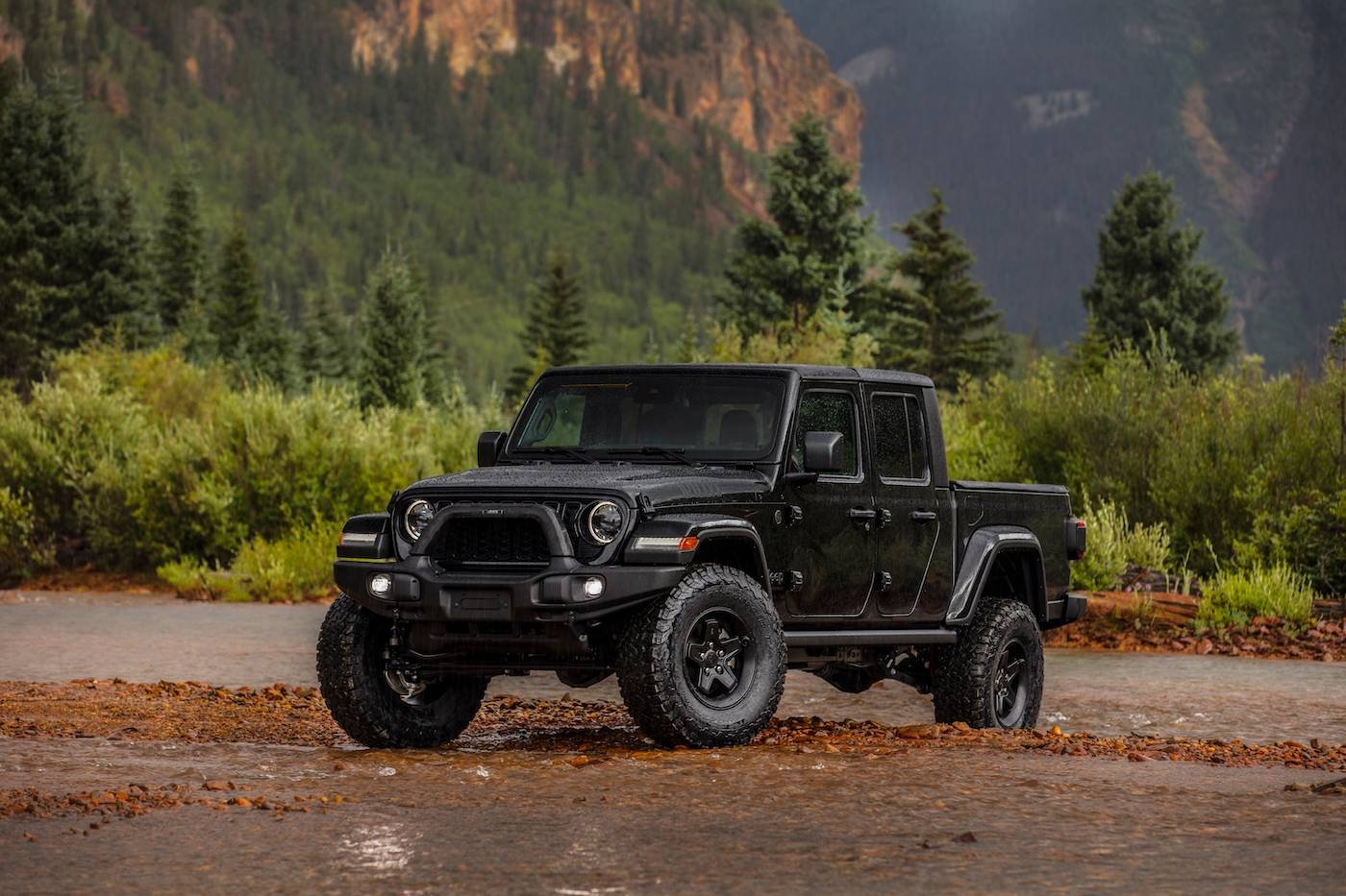 Jeep Gladiator 2024 Jeep Gladiator debuts with new grille, interior, more options and upper trim levels JP024_103GL