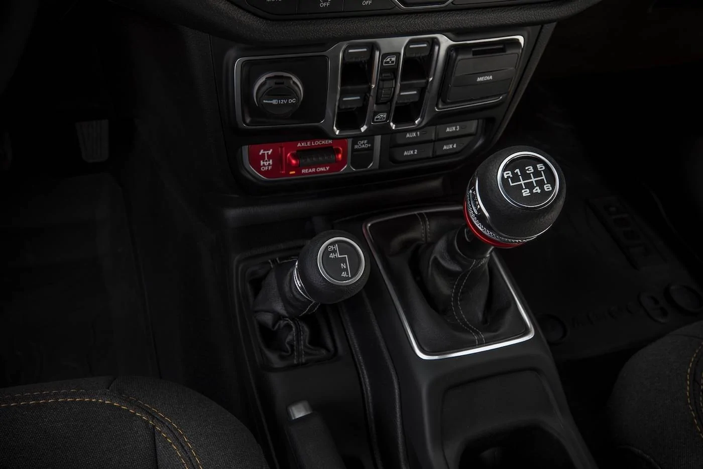 Jeep Gladiator 2024 Jeep Gladiator debuts with new grille, interior, more options and upper trim levels JP024_119GL