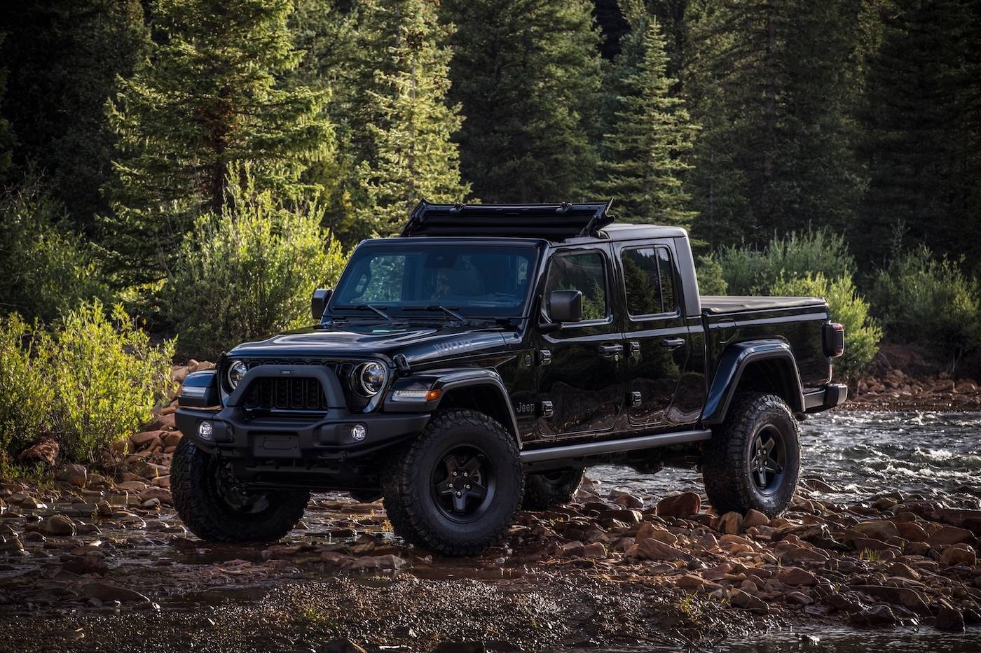Jeep Gladiator 2024 Jeep Gladiator debuts with new grille, interior, more options and upper trim levels jp024_021gl-