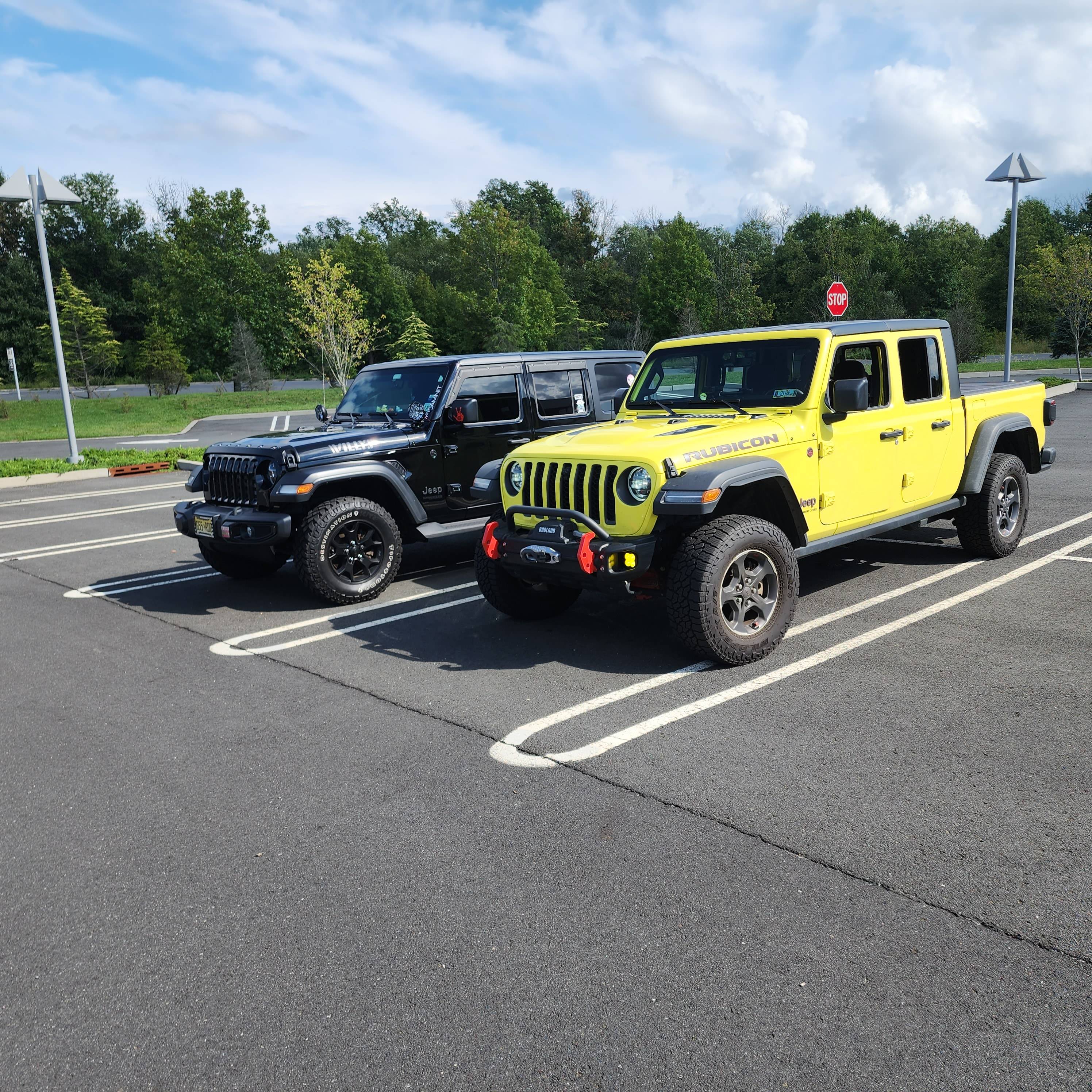 Jeep Gladiator Jeeps Parking Next To Jeeps 1000006051