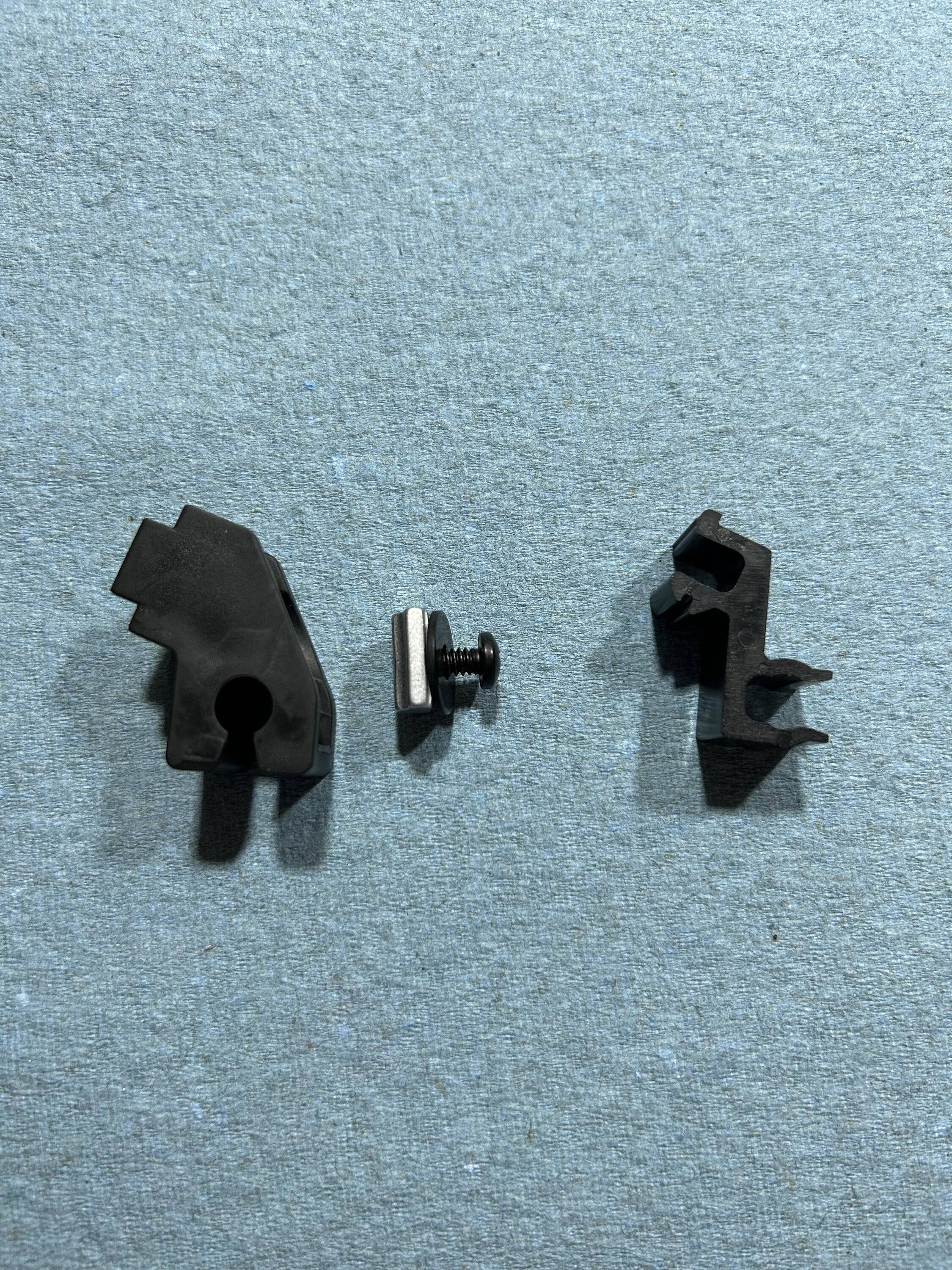 Jeep Gladiator Rugged Ridge Armis hard trifold tonneau - prop rod clips broken IMG_0197