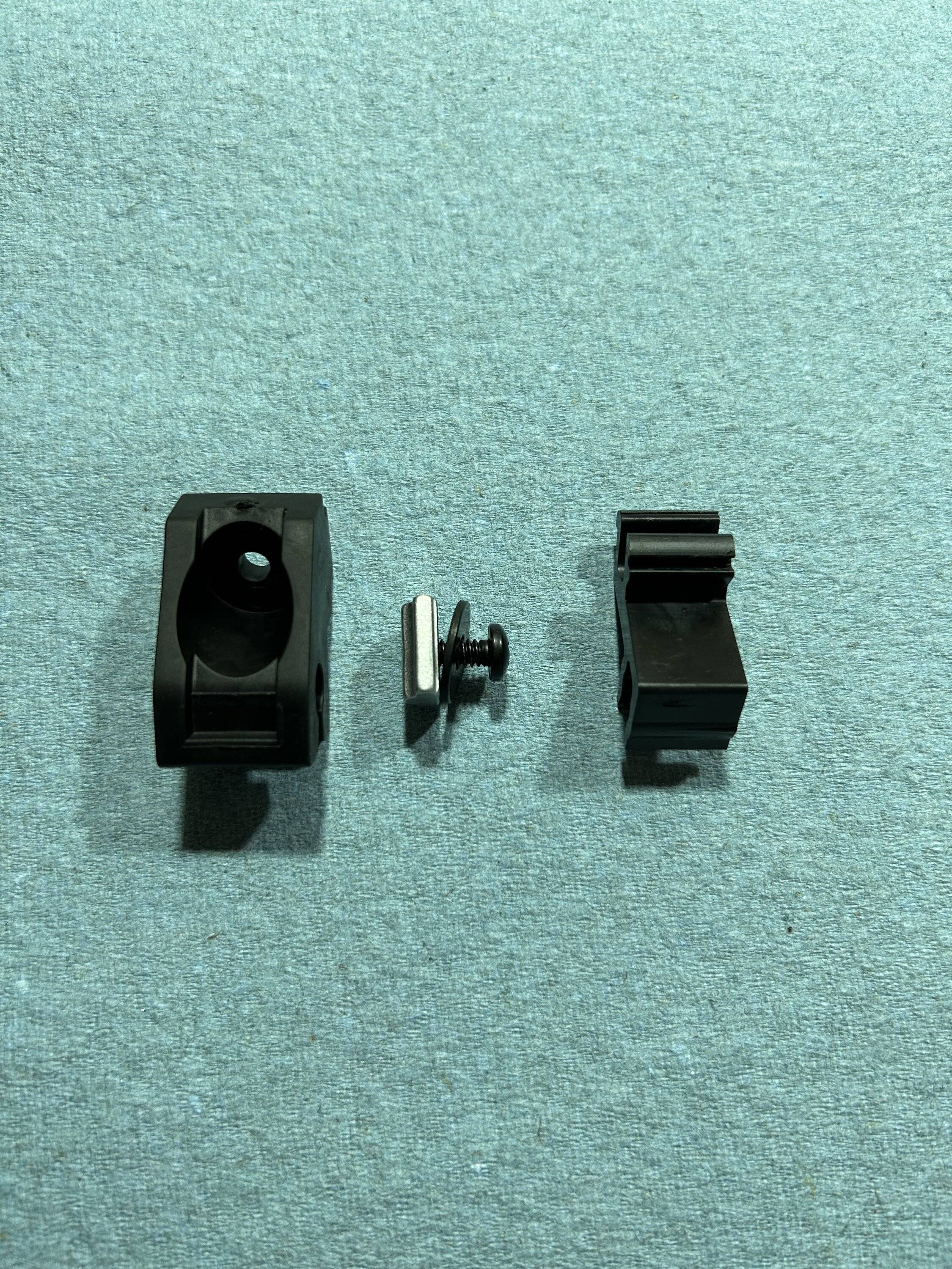 Jeep Gladiator Rugged Ridge Armis hard trifold tonneau - prop rod clips broken IMG_0196