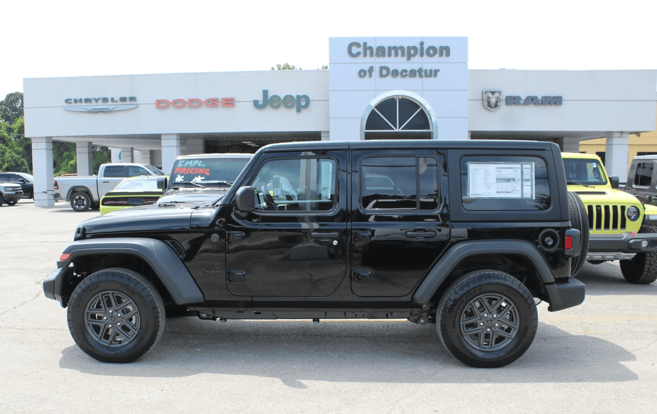 Jeep Gladiator 2024 Jeep Gladiator debuts with new grille, interior, more options and upper trim levels 1694708480439