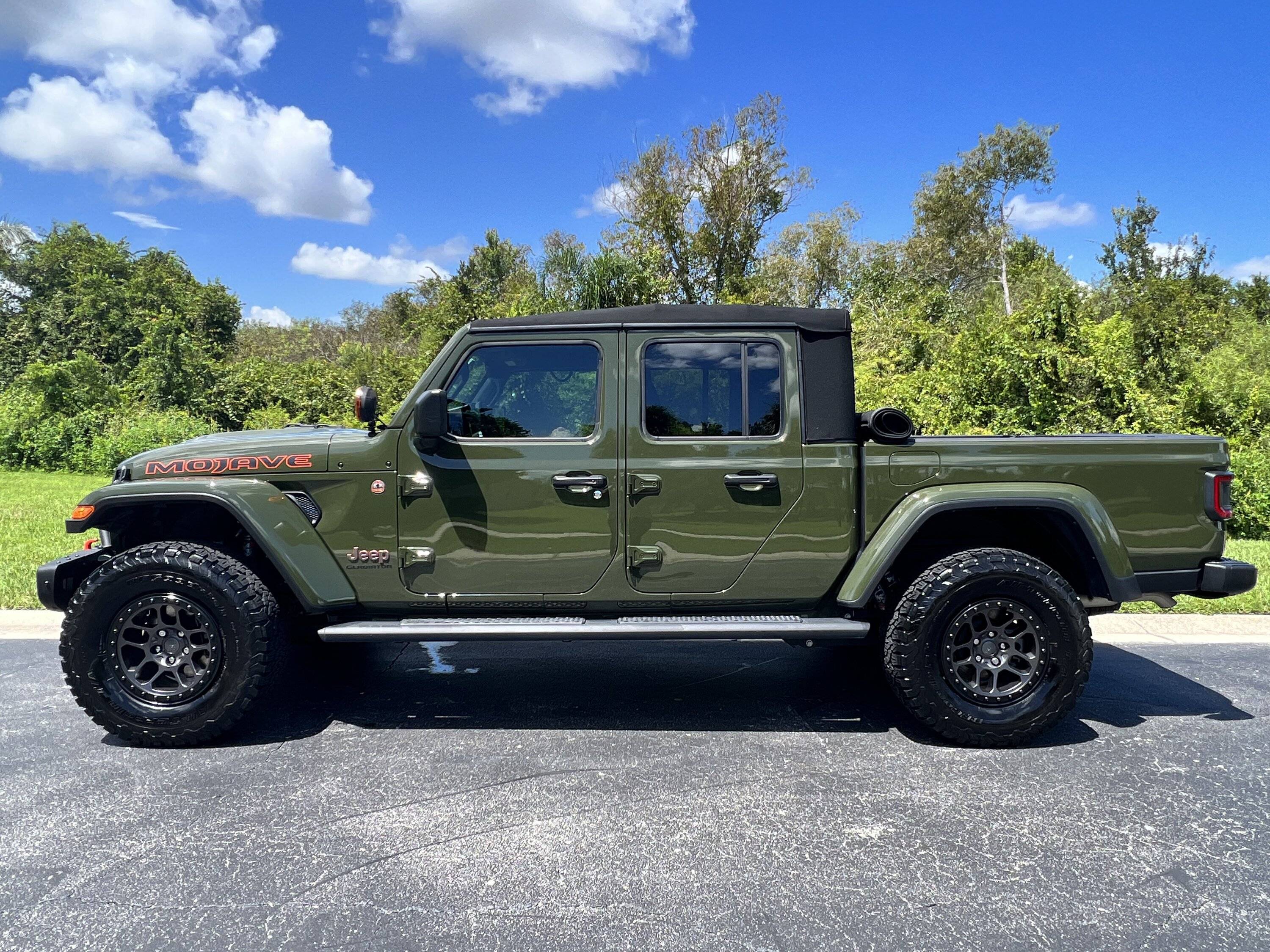 Jeep Gladiator Premium Softtop 71233930745__D15B0B47-FB42-4380-B51F-A4EC76605AB0